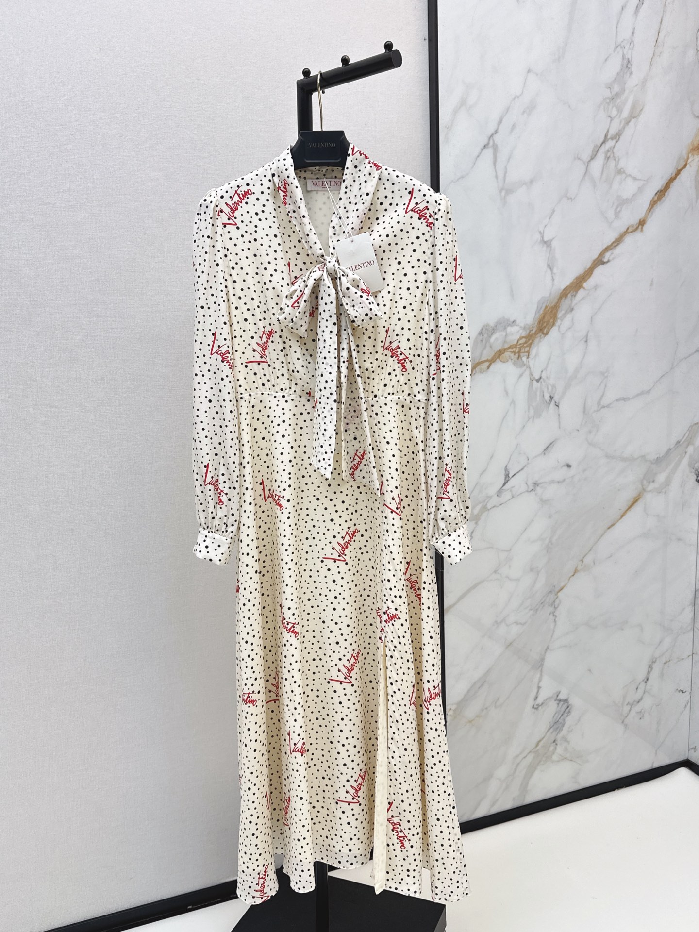NO:859810,VLTN 26Ss————The latest French style milk white polka dot printed streamer silk long-sleeved dress with polka dot elements integrated into irregular brand logo and signature letter printing. Novel design, elegant and attitude. Collar streamer and small bow tie embellishment design. Smart and exquisite silk fabric. Light and breathable. H-shaped version is loose and slim. A single product that can be used for daily commuting. One color ready for sale sml,,skirts,real silk,19860909VLTN 26Ss————春夏最新款法式风奶白波点印花飘带真丝长袖连衣裙波点元素融入不规则品牌标识签名字母印花 新颖设计优雅有态度 领部飘带小领结点缀设计灵动又精致真丝面料轻薄透气H字版型宽松显瘦 日常通勤都能驾驭的单品 一色现货发售sml,,skirts,real silk,,Women's clothing