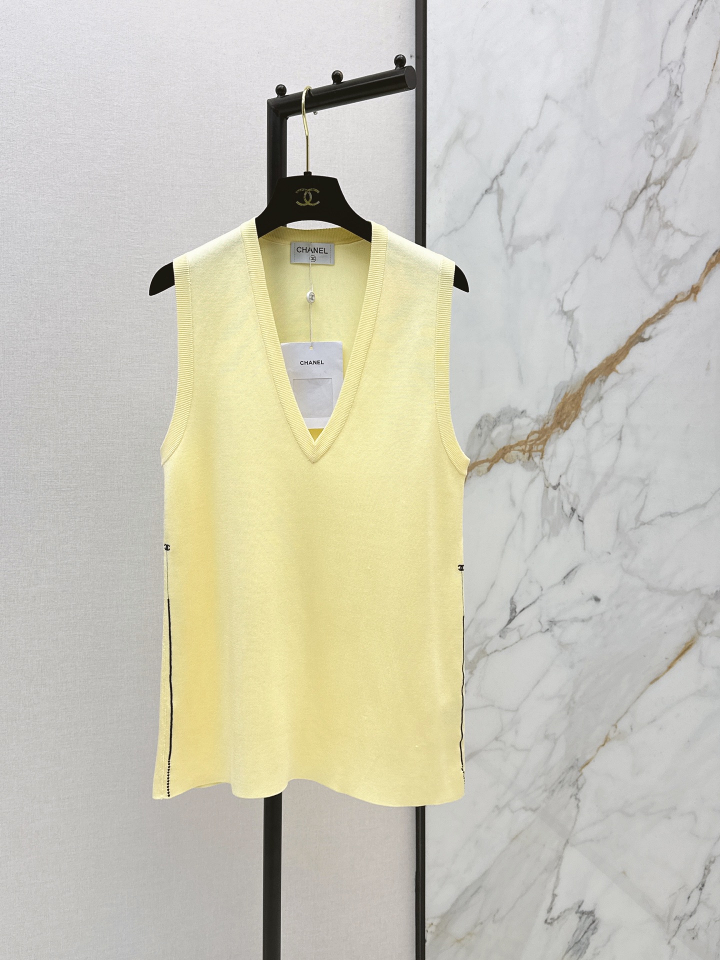 NO:859819,C Home 26Ss————The latest minimalist style V-neck loose sleeveless sweater for spring and summer. Super nice goose yellow. Minimalist design. Lightweight and breathable, perfect for spring and summer. V-neck loose fit. Low-key, elegant and comfortable. Easy to control for daily commuting or leisure. The fabric is soft and skin-friendly. Perfect drape. Great to wear alone or layered. Easily create a high-end look. One color ready for sale sml,,chanel,19860909C家 26Ss————春夏最新款极简风V领宽松无袖针织衫超好看的鹅黄色 极简设计 轻薄透气超适合春夏 V领宽松版型 低调优雅又舒适 日常通勤或休闲都能轻松驾驭 面料柔软亲肤 垂坠感满分 单穿或叠搭都很出彩 轻松打造高级感穿搭 一色现货发售sml,,chanel,,Women's clothing