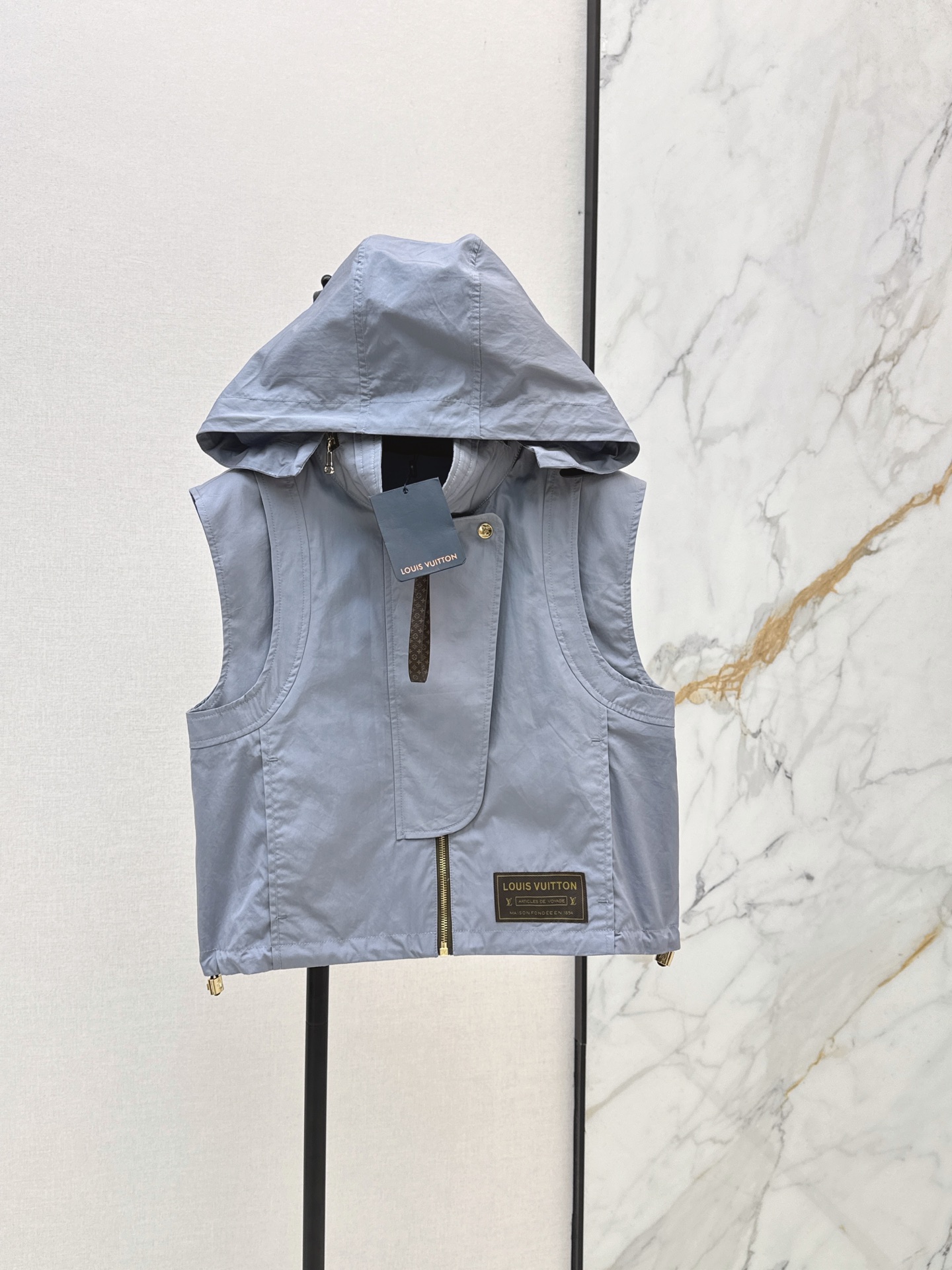 NO:859828,L Family 26Ss - the latest matte gray and blue work vest top for spring and summer. Logo-embellished sleeveless short version, versatile and not picky. Customized fabrics are soft and delicate to the touch. Flat machined wiring. Whether layered with a white T-shirt for a refreshing daily routine or paired with a shirt for commuting, you can easily wear it with an effortless sense of luxury. One color ready for sale sml,, louis vuitton, shirts, tees, t-shirt,19860909L家 26Ss———春夏最新款雾灰蓝工装马甲上衣 徽标装饰无袖短款版型百搭不挑人 定制面料触感柔软细腻 平整的车工走线 无论是叠穿白T恤打造清爽日常还是搭配衬衫做通勤造型 都能轻松穿出不费力的高级感 一色现货发售sml,,louis vuitton,shirts,tees，t-shirt,,Women's clothing