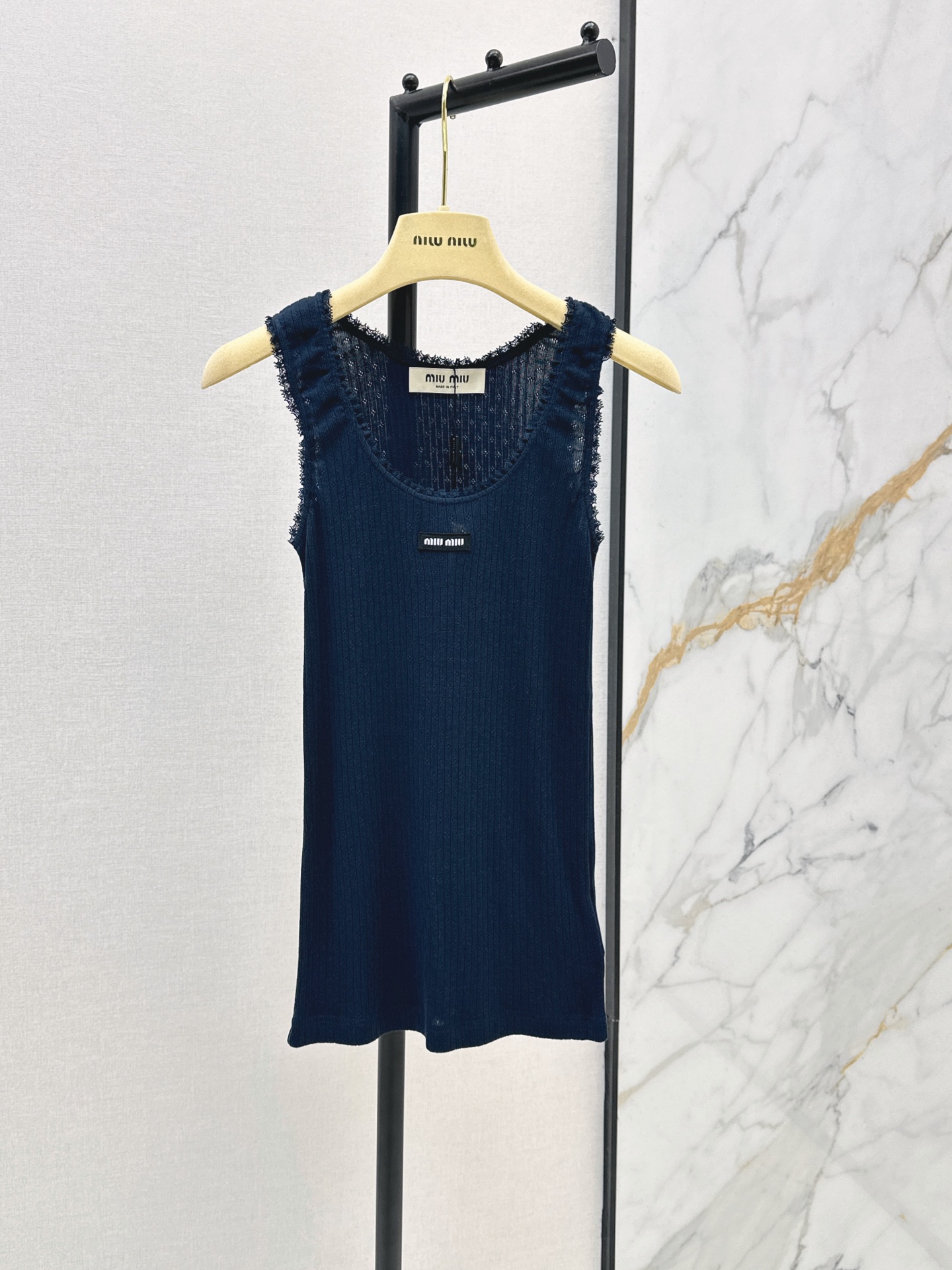 NO:859837,Sweet and cool girl's summer Miu 26Ss - the latest logo-decorated vest top for spring and summer. The lace splicing design is super beautiful. It is really a treasure vest. It is exquisite and elegant. The upper body is simply an artifact to cover the flesh. Whether worn alone or layered, you can easily create a Korean girl atmosphere. Two colors are available now sml,,miumiu,19860909甜酷女孩的夏天 Miu 26Ss————春夏最新款徽标装饰背心上衣 蕾丝边拼接设计超好看 真的是宝藏背心 精致又优雅 上身简直就是遮肉的神器 不管单穿还是内搭 都可以轻松打造出韩系女孩氛围感 两色现货发售sml,,miumiu,,Women's clothing