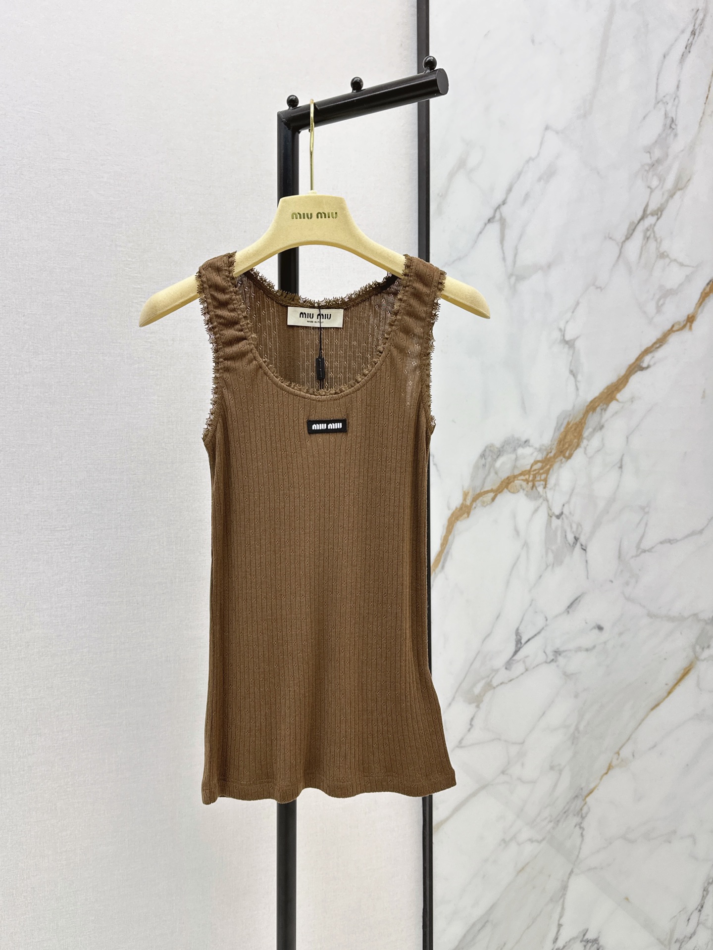 NO:859847,Sweet and cool girl's summer Miu 26Ss - the latest logo-decorated vest top for spring and summer. The lace splicing design is super beautiful. It is really a treasure vest. It is exquisite and elegant. The upper body is simply an artifact to cover the flesh. Whether worn alone or layered, you can easily create a Korean girl atmosphere. Two colors are available now sml,,miumiu,19860909甜酷女孩的夏天 Miu 26Ss————春夏最新款徽标装饰背心上衣 蕾丝边拼接设计超好看 真的是宝藏背心 精致又优雅 上身简直就是遮肉的神器 不管单穿还是内搭 都可以轻松打造出韩系女孩氛围感 两色现货发售sml,,miumiu,,Women's clothing
