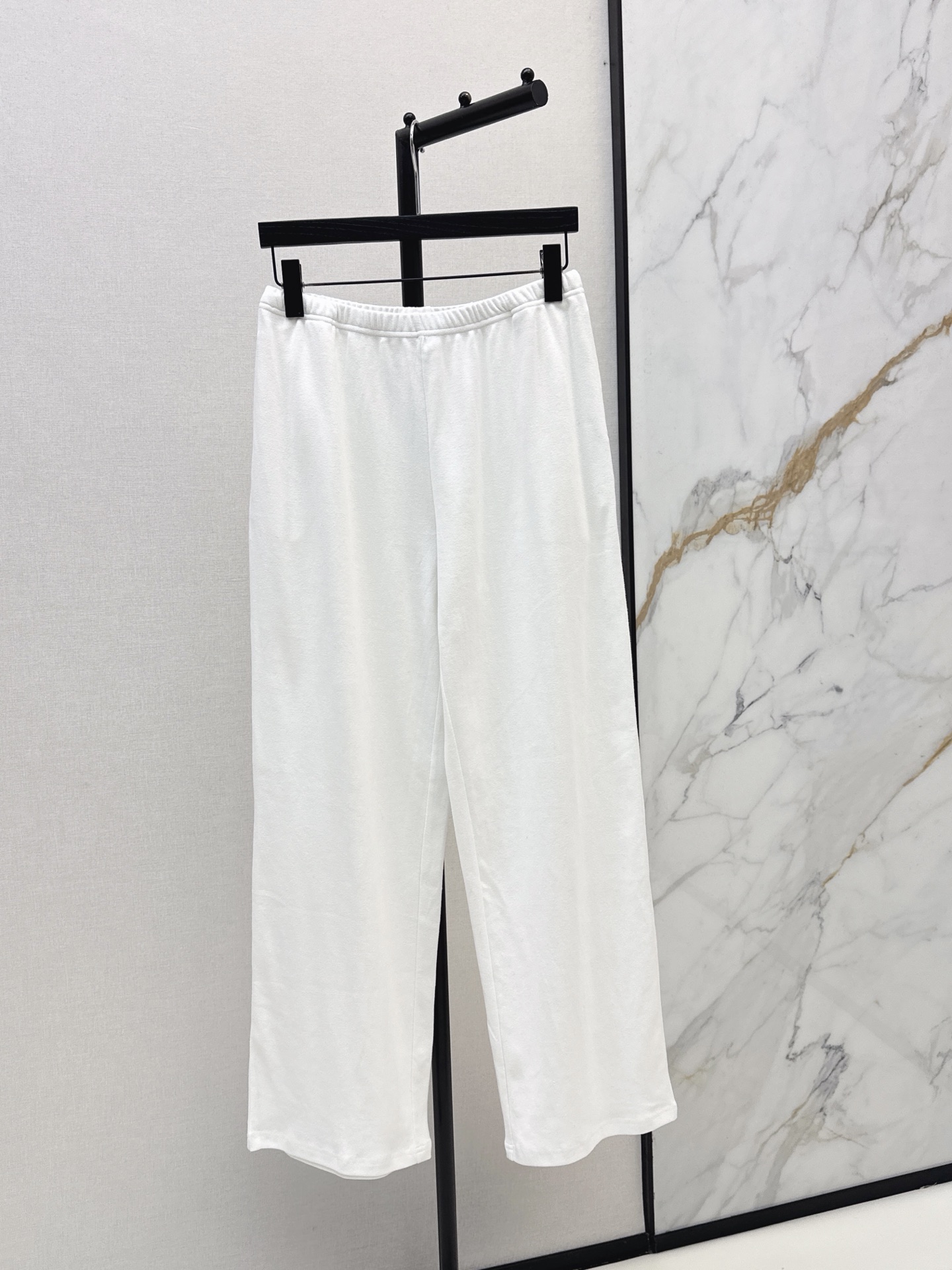 NO:859761,Row 26Ss————The latest spring and summer minimalist style elastic waist wide-leg trousers Kohana loose cotton sweatpants. It adopts the relaxed lines to carry the iconic restrained aesthetics of the brand. Skin-friendly fabrics are paired with neat straight cuts. It has both breathability, comfort and relaxed texture. It is a versatile item in the wardrobe. Two colors are available for sale sml,,19860909Row 26Ss————春夏最新款极简风松紧腰阔腿长裤Kohana宽松棉质运动裤 以松弛线条承仔品牌标志性的克制美学 亲肤面料搭配利落直筒剪裁 兼具透气舒适与松弛质感 是衣橱里的百搭单品 两色现货发售sml,,,Women's clothing