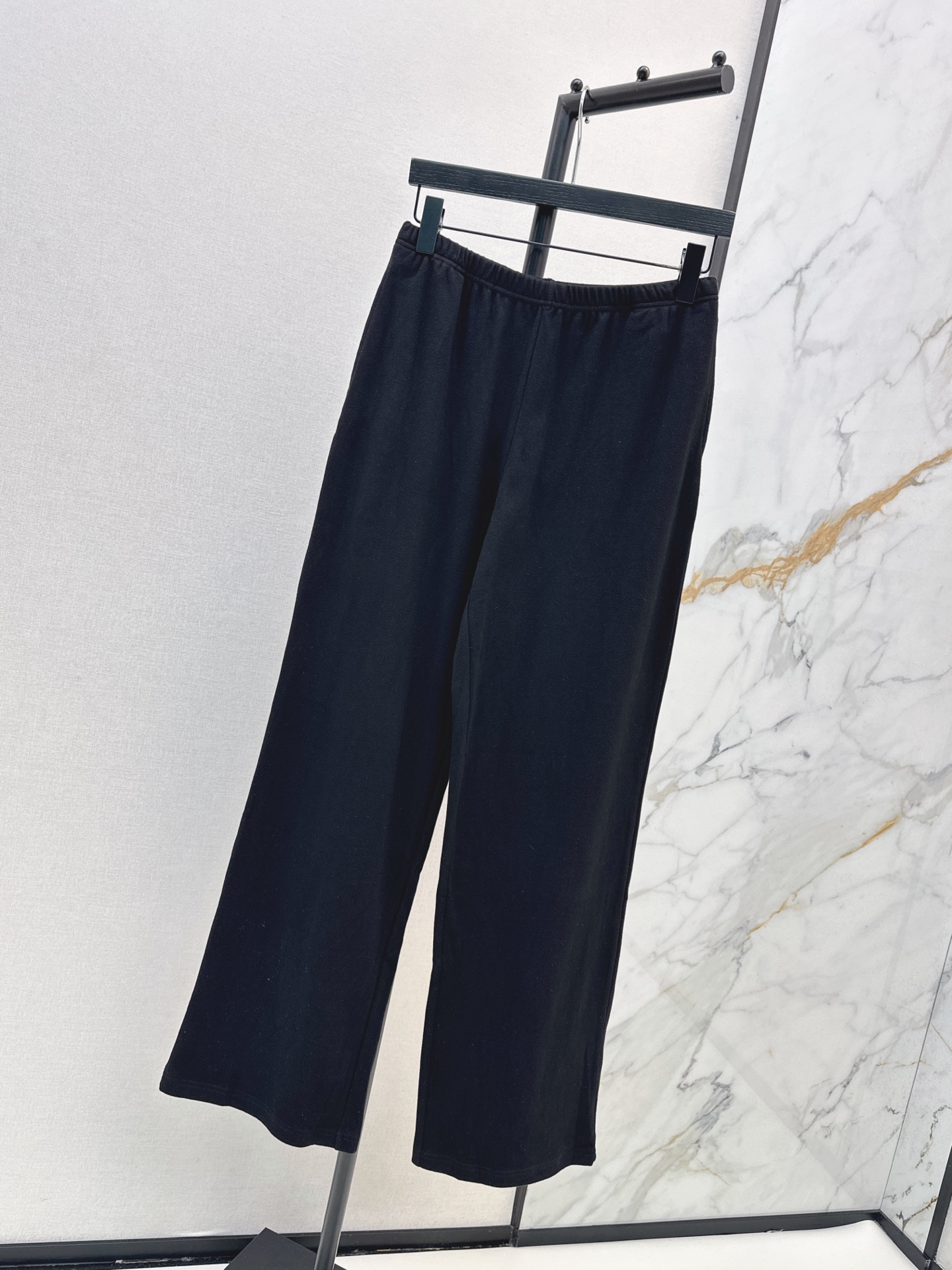 NO:859767,Row 26Ss————The latest spring and summer minimalist style elastic waist wide-leg trousers Kohana loose cotton sweatpants. It adopts the relaxed lines to carry the iconic restrained aesthetics of the brand. Skin-friendly fabrics are paired with neat straight cuts. It has both breathability, comfort and relaxed texture. It is a versatile item in the wardrobe. Two colors are available for sale sml,,19860909Row 26Ss————春夏最新款极简风松紧腰阔腿长裤Kohana宽松棉质运动裤 以松弛线条承仔品牌标志性的克制美学 亲肤面料搭配利落直筒剪裁 兼具透气舒适与松弛质感 是衣橱里的百搭单品 两色现货发售sml,,,Women's clothing