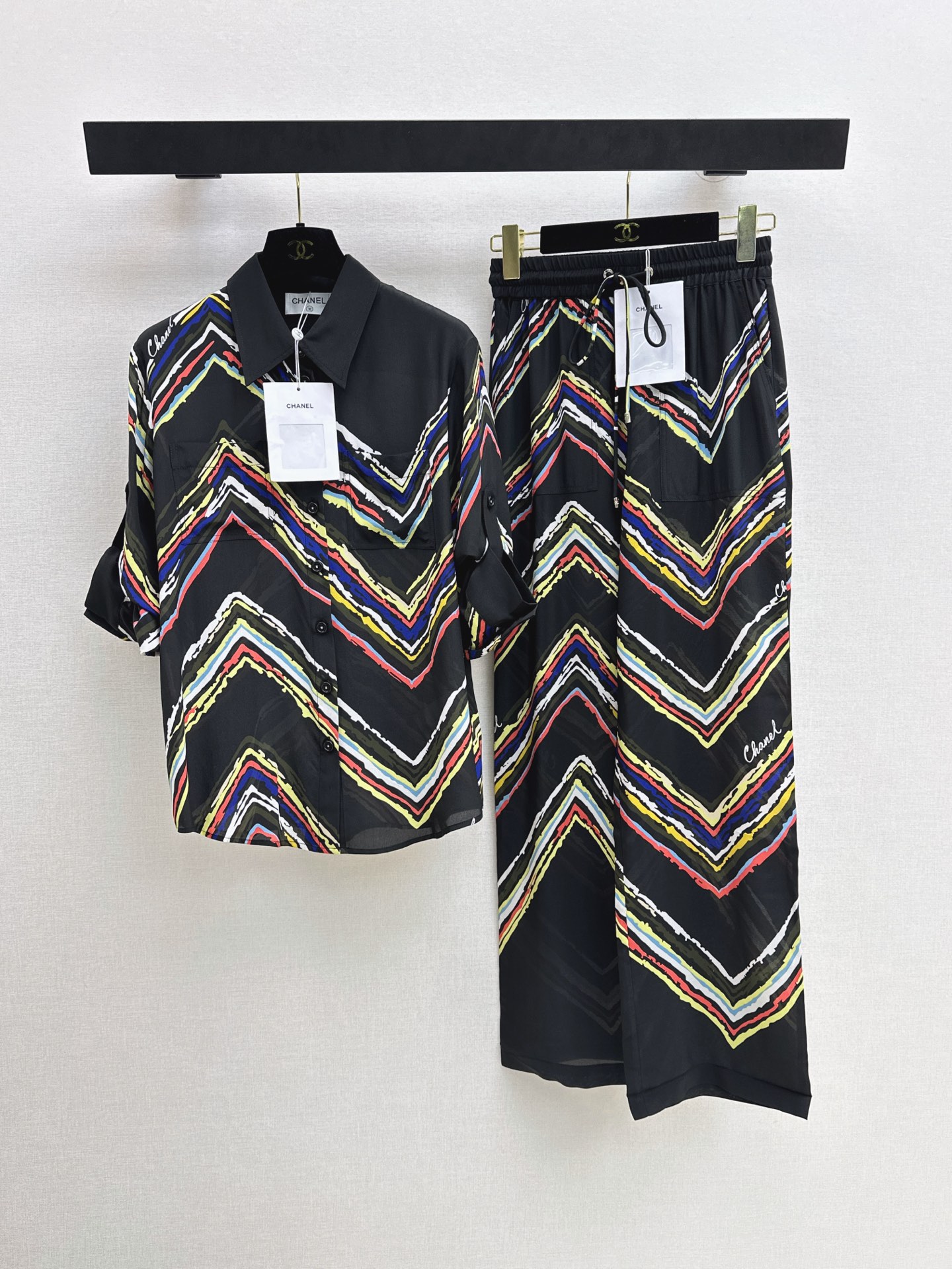 NO:859786,Coco Girl Outfits C Home 26Ss————The latest spring and summer beach series holiday colored striped wavy silk shirts 100% silk double-sided fabric are silky and comfortable. Customized printing has a high-end feel. The temperament is slightly transformed and the loose version is slimming on the upper body. A must-have artifact for beautiful fairies. The classic version is versatile and not picky. It is fashionable and advanced. Recommend a set of matching. One color ready for sale smlxl,,chanel,shirts,real silk,19860909Coco女孩穿搭 C家 26Ss————春夏最新款beach沙滩系列度假彩条波浪真丝衬衫百分百真丝双邹面料丝滑舒适 定制印花高级感拉满 气质小翻今宽松版型上身巨显瘦 绝美小仙女白富美必备神器 经典版型百搭不挑人时髦又高级 推荐一套搭配 一色现货发售smlxl,,chanel,shirts,real silk,,Women's clothing