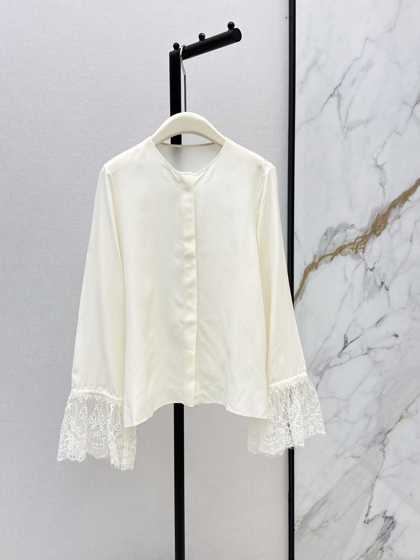 NO:859817,Ch～E 26Ss————The latest spring and summer retro palace-style milky apricot lace bell-sleeved shirt. Slightly loose streamlined tailoring is versatile and not picky. The small stand-up collar design with a slight V-neck modifies the neck line. The cuffs are spliced ​​with heavy-duty lace. It is fairy and noble. The silk fabric upper body is silky and slim. French romantic atmosphere ceiling. One color ready for sale sml,, shirts, real silk,19860909Ch～E 26Ss————春夏最新款复古宫廷风奶杏色蕾丝喇叭袖衬衫 微宽松的流线型剪裁百搭不挑人 微V领的小立领设计修饰颈部线条 袖口拼接了重工的蕾丝花边 又仙又贵气 真丝面料上身丝滑又显瘦 法式浪漫氛围感天花板 一色现货发售sml,,shirts,real silk,,Women's clothing