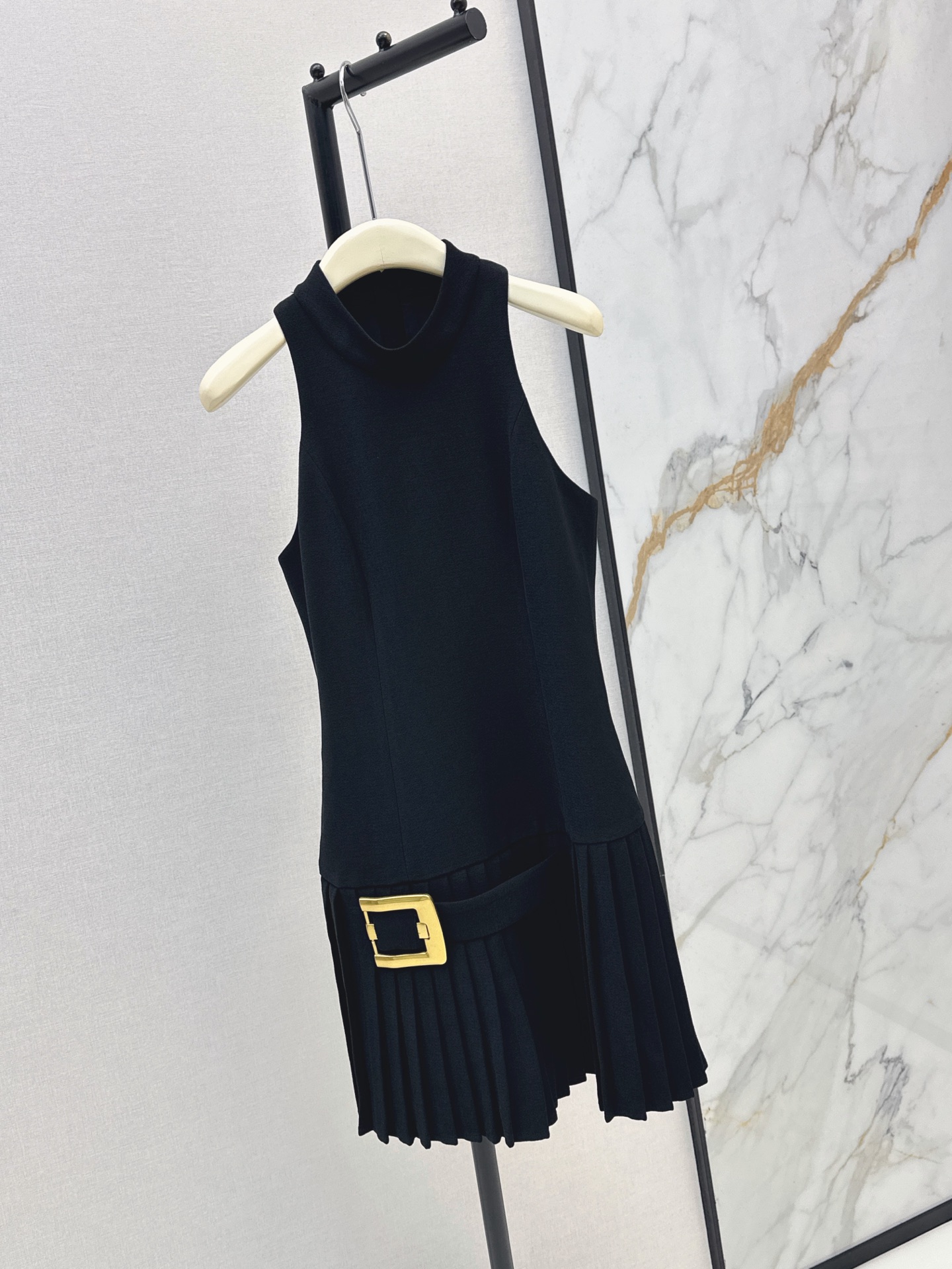 NO:859863,Bal 26Ss - the latest high-end halterneck square-button pleated dress for spring and summer. The hem is spliced ​​with A-line pleated pleated skirt, which brings a sense of agility when walking. It neutralizes the neatness of the upper body. The oversized golden square buckle decoration on the waist is the soul highlight of the whole look. It breaks the dullness of pure black and balances the French retro and modern coolness just right. One color ready for sale sml,,skirts,19860909Bal 26Ss————春夏最新款高级感挂脖方扣百褶连衣裙 下摆拼接A字压褶百褶裙型走路时自带灵动感 中和了上半身的利落感 腰侧超大号金色方扣装饰是整个造型的灵魂亮点 打破了纯黑的沉闷 把法式复古和现代酷感平衡得刚刚好 一色现货发售sml,,skirts,,Women's clothing