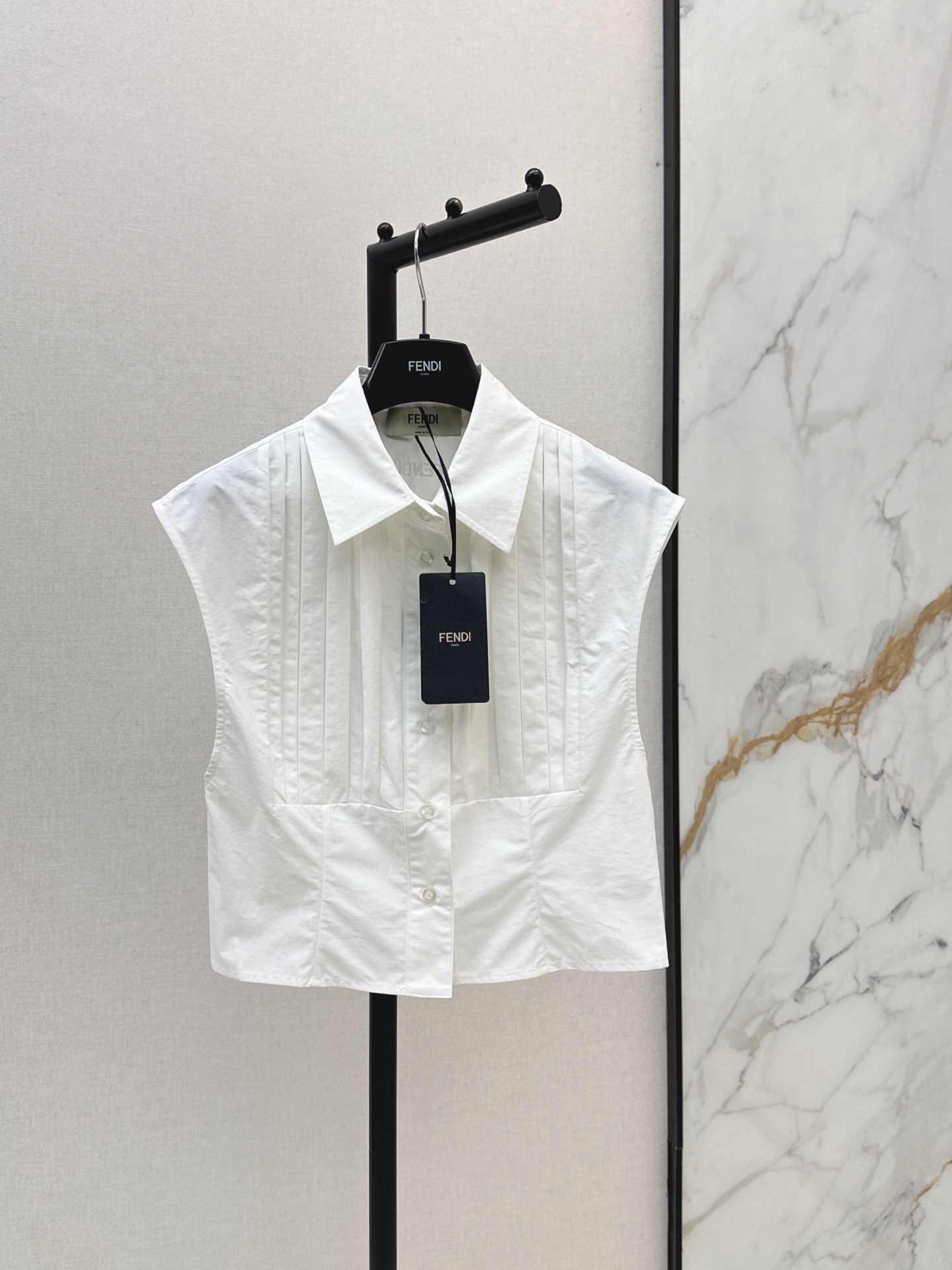 NO:859910,FD 26Ss————The latest heavy-duty pleated decorative shirt for spring and summer. It is simple and has a sense of craftsmanship. It is a versatile small shirt for daily use. It can be matched casually with a lazy and fashionable style. The design of wide shoulders and small flying sleeves covers the flesh of the arms and modifies the shoulder line. The version is very practical. Two colors are available for sale sml,, shirts,19860909FD 26Ss————春夏最新款重工打褶装饰衬衫 简约又有工艺感 日常百搭小衬衫 随意搭配慵懒时髦随手Get 宽肩小飞袖设计 遮住手臂肉肉又修饰肩线 版型很实穿 两色现货发售sml,,shirts,,Women's clothing