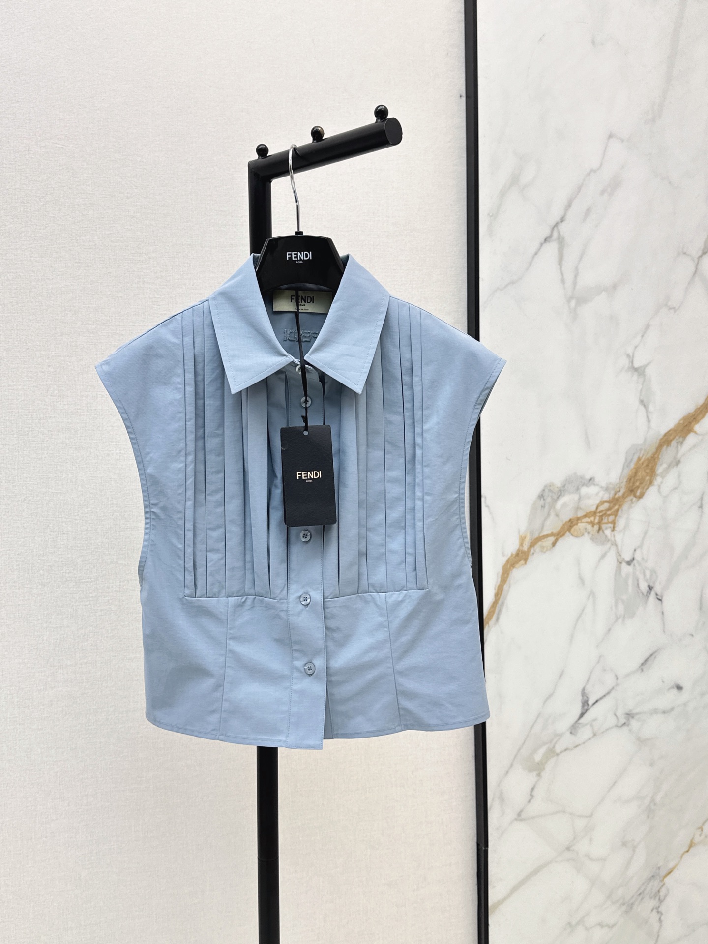 NO:859923,FD 26Ss————The latest heavy-duty pleated decorative shirt for spring and summer. It is simple and has a sense of craftsmanship. It is a versatile small shirt for daily use. It can be matched casually with a lazy and fashionable style. The design of wide shoulders and small flying sleeves covers the flesh of the arms and modifies the shoulder line. The version is very practical. Two colors are available for sale sml,, shirts,19860909FD 26Ss————春夏最新款重工打褶装饰衬衫 简约又有工艺感 日常百搭小衬衫 随意搭配慵懒时髦随手Get 宽肩小飞袖设计 遮住手臂肉肉又修饰肩线 版型很实穿 两色现货发售sml,,shirts,,Women's clothing