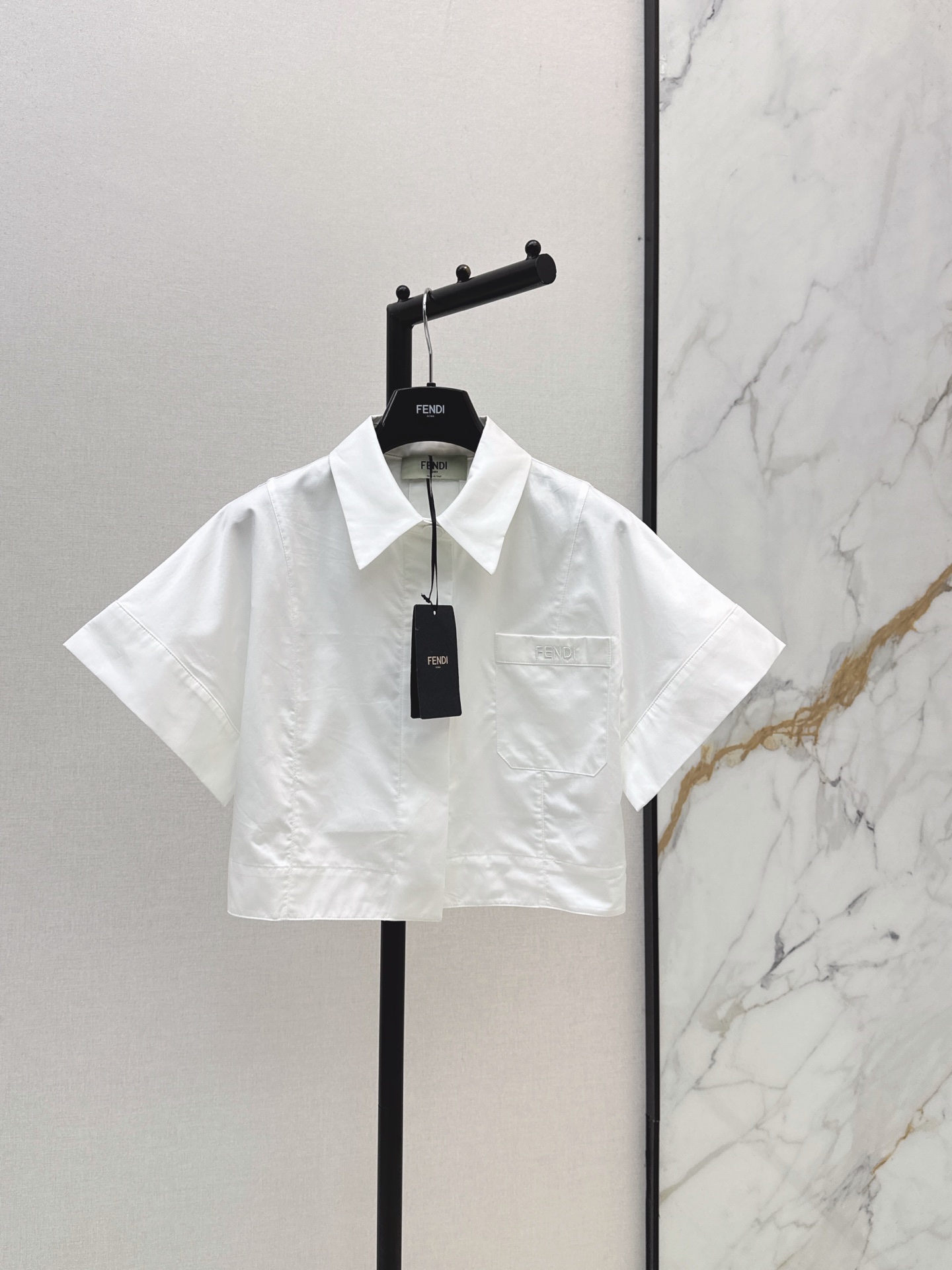 NO:859936,FD 26Ss————The latest high-end minimalist style short shirt for spring and summer. High-quality poplin cotton fabric. Simple, easy to match and stylish white shirt. It is definitely an indispensable item in summer. Short version + wide shoulder design. It is fashionable no matter how you match it. One color ready for sale sml,, shirts,19860909FD 26Ss————春夏最新款高级极简风短款衬衫高品质府绸棉面料 简洁好搭配又带有设计感的白衬衫 绝对是夏季不能缺少的单品 短款版型+宽肩设计 怎么搭配都很时髦 一色现货发售sml,,shirts,,Women's clothing