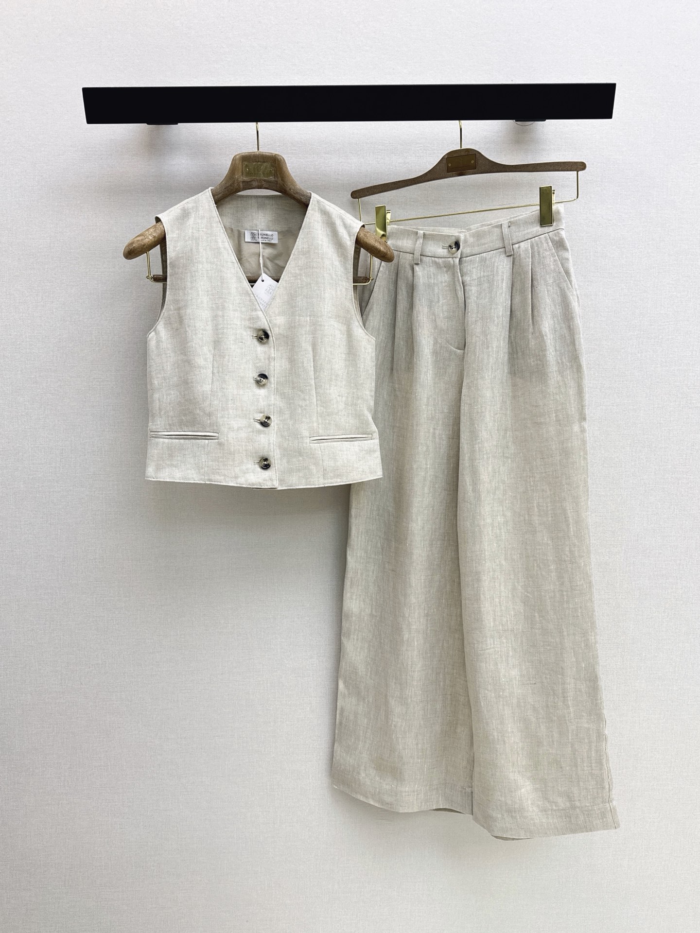 NO:859973,Italian minimalist style Bc 26Ss————The latest high-end old-money style outfit for spring and summer, breathable linen suit V-neck vest + straight trousers. Minimalism retains elegant femininity. Refreshing and clean. The upper body is super tall in one set. It can also be matched separately. It is also a very versatile item. It is made of imported herringbone linen fabric. It is very comfortable to the body. Available in one set. Available in one color. sml,,19860909意式极简风 Bc 26Ss————春夏最新款高级老钱风穿搭透气亚麻套装V领马甲+直筒长裤 极简主义又保留了优雅女人味 清清爽爽 干干净净 一套上身超级显高 也可以分开搭配 同样是非常百搭的单品 采用进口人字纹亚麻面料 贴身太舒服了 一套出 一色现货发售sml,,,Women's clothing
