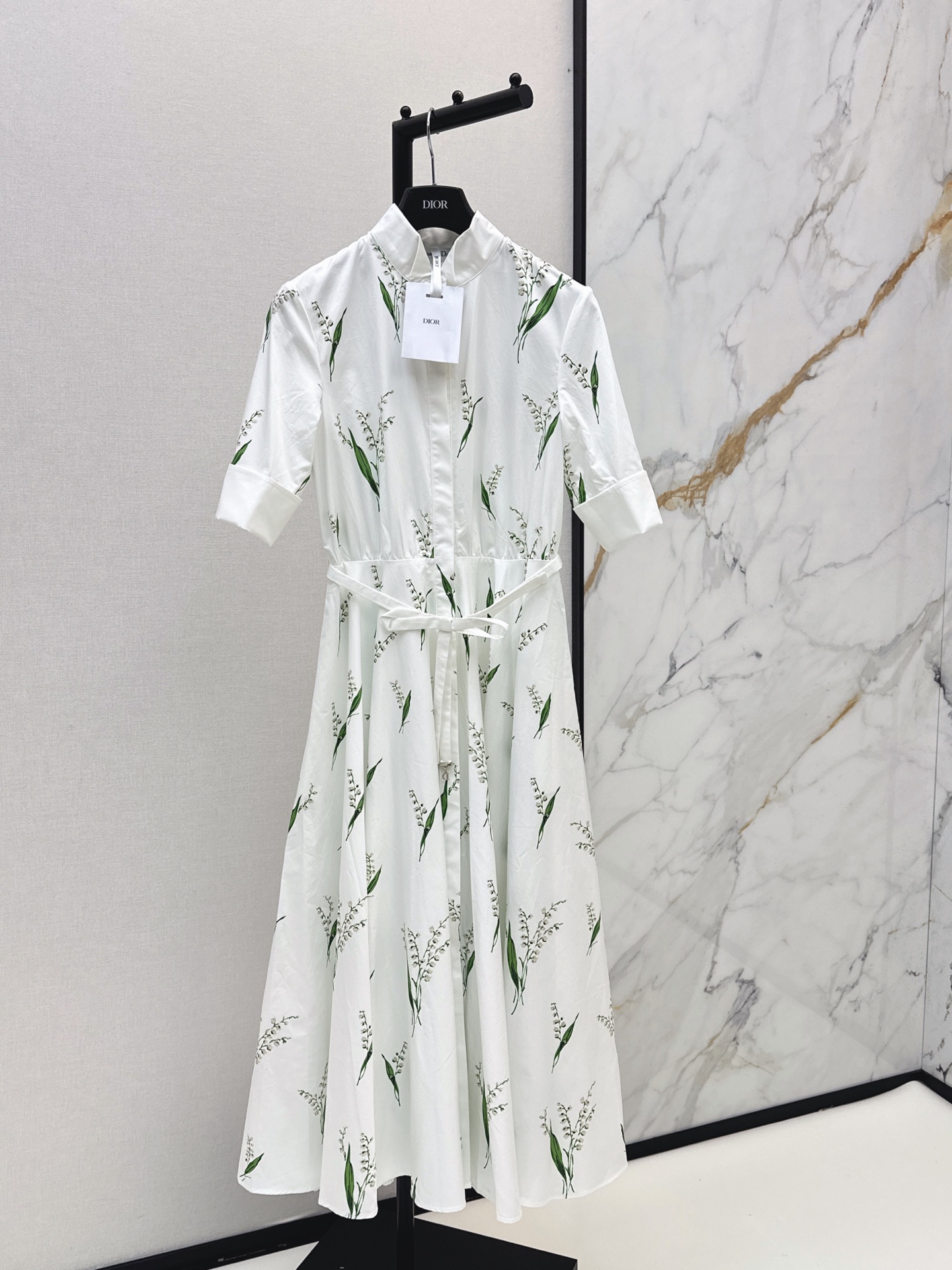 NO:861309,CD 26Ss————The latest spring and summer lily of the valley printed petticoat long dress is fresh and elegant. The printed pattern is elegant and romantic. The CD pendant bow decorates the waistline. The dress has a waistline, oversized umbrella, A-cut skirt and hem style design. It is romantic and casual. The pleated small collar design makes it easy to get the French elegant look. One color ready for sale smlxl,,skirts,19860909CD 26Ss————春夏最新款铃兰花印花衬式长款连衣裙清新淡雅的印花图案优雅浪漫氛围感拉满CD吊坠蝴蝶结装饰腰线 连衣裙收腰超大伞A裁裙摆版型设计浪漫随性翻褶小衬领设计轻松get法式优雅Look 一色现货发售smlxl,,skirts,,Women's clothing