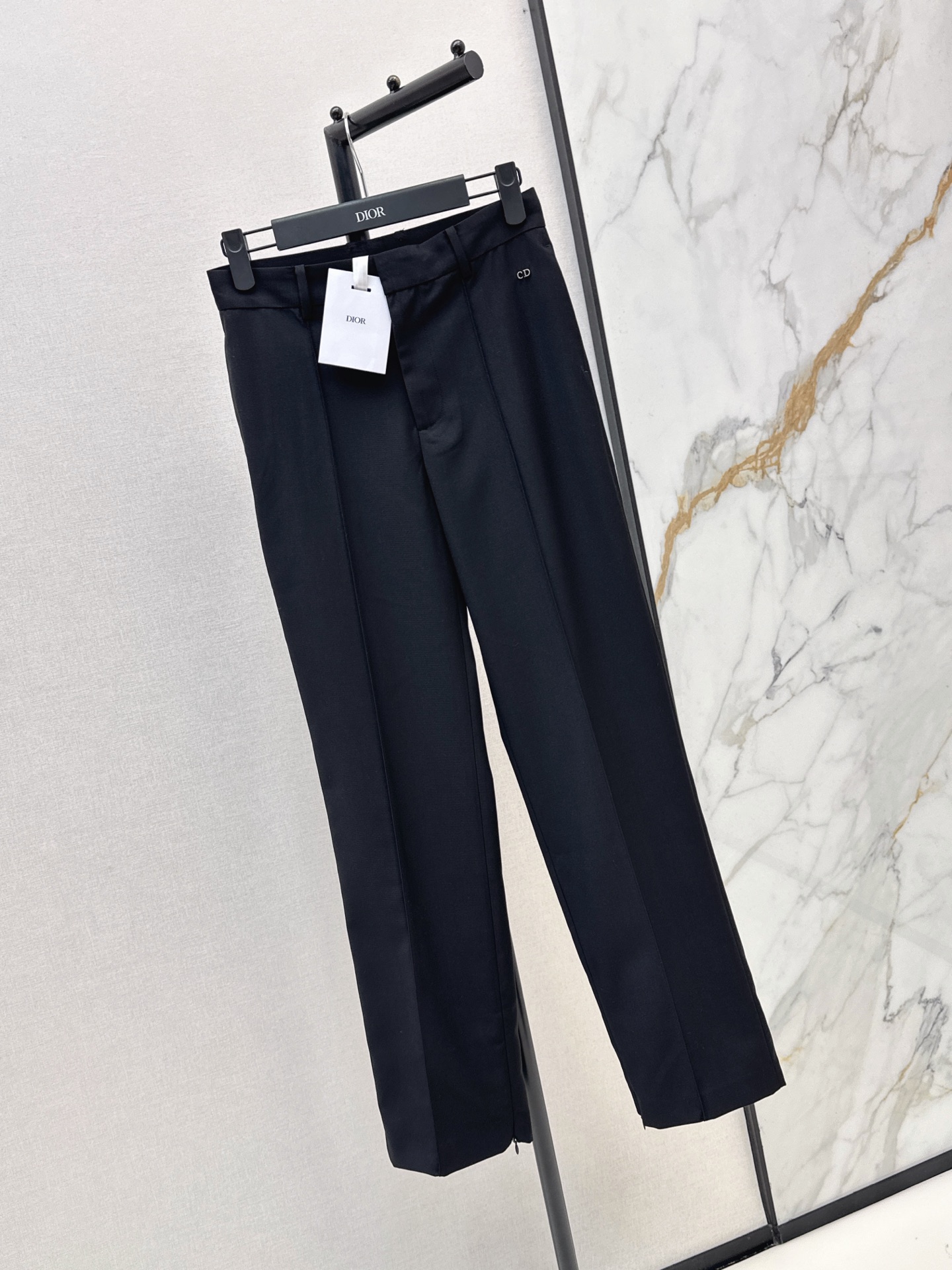 NO:861319,CD 26Ss————The latest spring and summer simple and elegant versatile trousers. Very high-end imported texture. Pay close attention to the details. The color is super correct. The upper body is very cool. It is clean and classy. It enhances the temperament~~ It is completely in accordance with the level of high-end ready-to-wear. It is impossible not to love it. One color ready for sale smlxl,,19860909CD 26Ss————春夏最新款简洁大气百搭西裤 非常高级的进口质地 仔细看细节 颜色超正 上身非常飒爽 干净有品 提气质~~完全按照高定成衣水准 无法不爱 一色现货发售smlxl,,,Women's clothing