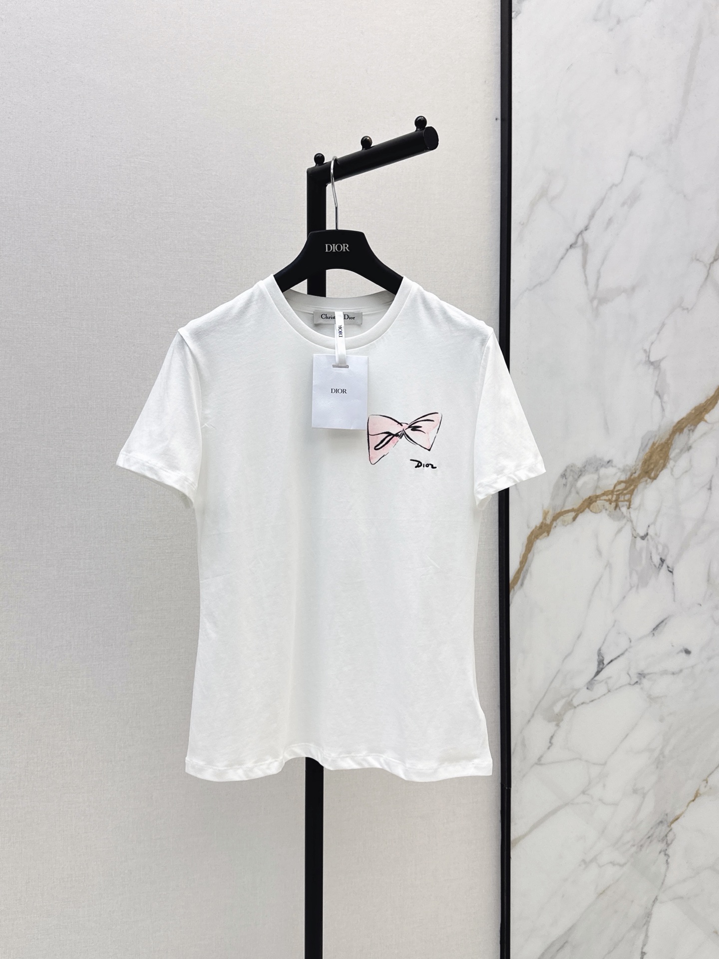 NO:861336,CD 26Ss————The latest bow-printed round-neck T-shirt for spring and summer is very dense and feels super good. It is a really hard-working one. The details are perfect. The regular version. The upper body is not picky at all. It is simple and generous. It instantly enhances the temperament. One color ready for sale sml, tees, t-shirt,19860909CD 26Ss————春夏最新款蝴蝶结印花圆领T恤密度很高手感超好 真的费劲心血的一款 细节完美 常规版型 上身完全不挑人简单大方 瞬间提升气质 一色现货发售sml,,tees，t-shirt,,Women's clothing