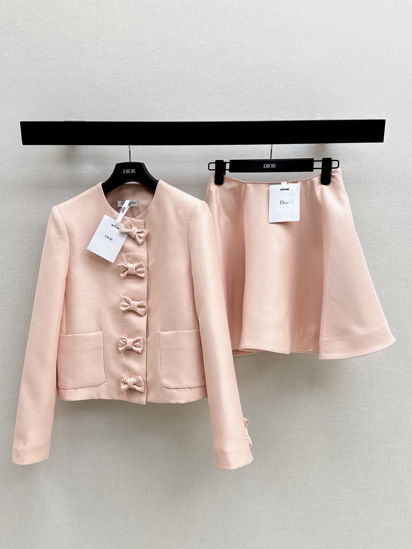 NO:861269,CD 26Ss————The latest bow-tie round-neck temperament jacket for spring and summer. Classic design. The upper body is exquisite and capable. Easy to match. Customized imported fabrics are crisp and stylish. Full of high-end feeling. One color ready for sale smlxl,,jackets & coats,19860909CD 26Ss————春夏最新款蝴蝶结圆领气质外套 经典款设计 上身精致又干练得体 搭配起来随心应手 定制的进口面料挺括有型 满满的高级感 一色现货发售smlxl,,jackets & coats,,Women's clothing