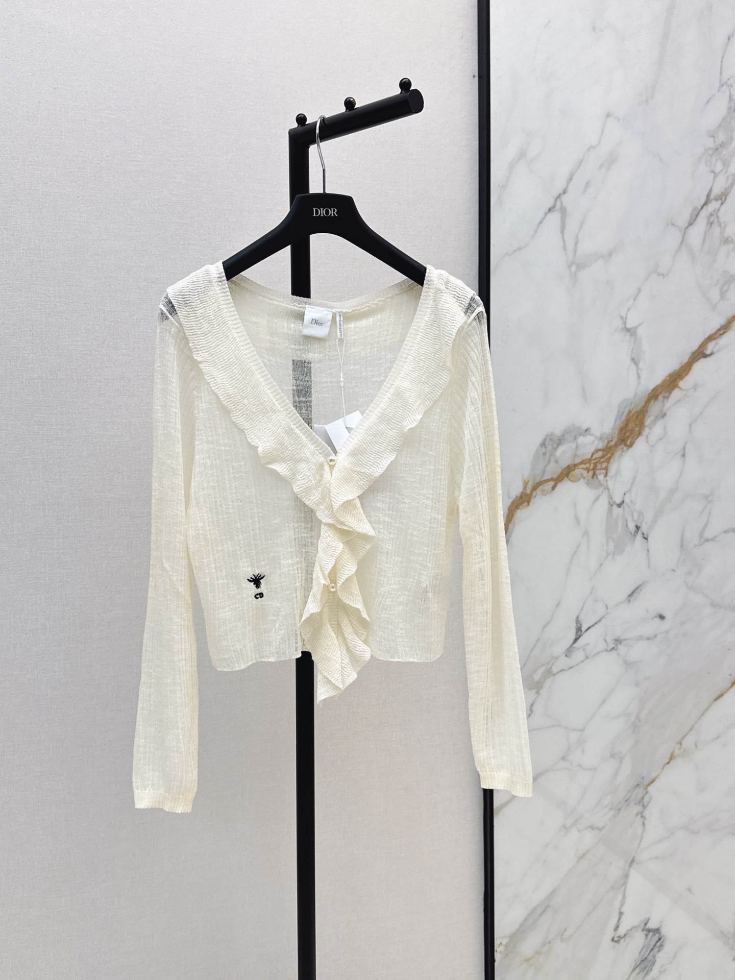 NO:861298,CD 26Ss————The latest spring and summer double-layered ruffled V-neck knitted cardigan. Customized yarn with delicate and soft texture. Classic age-reducing item. The shape is not picky and makes the upper body look slimmer. The perfect item that is a must-have for white, rich and beautiful people. Two colors are available for sale sml,,19860909CD 26Ss————春夏最新款双层荷叶边V领针织开衫定制纱线质感细腻软糯 经典减龄单品 版型不挑人上身巨显瘦 白富美必收的完美单品 两色现货发售sml,,,Women's clothing
