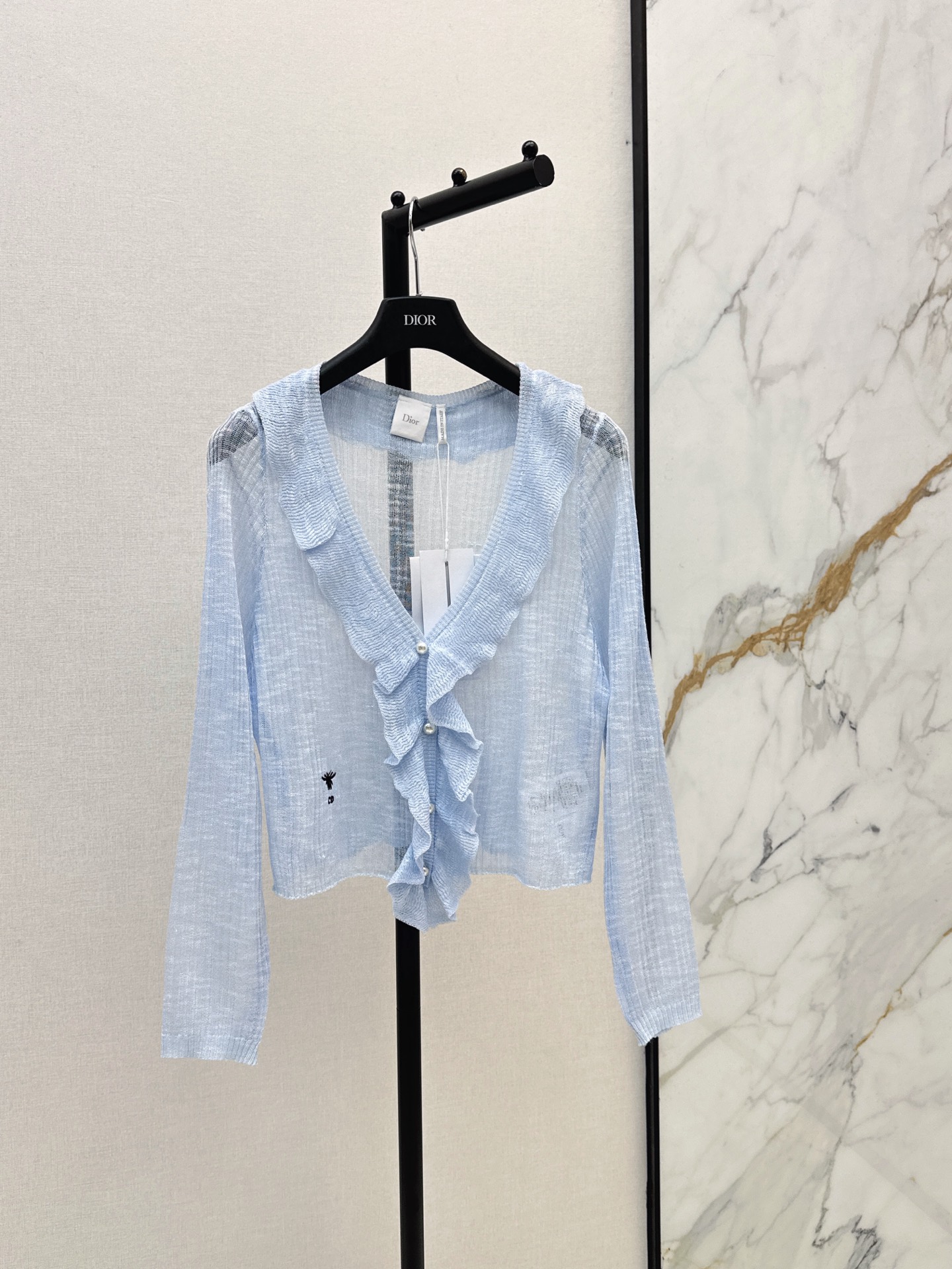 NO:861307,CD 26Ss————The latest spring and summer double-layered ruffled V-neck knitted cardigan. Customized yarn with delicate and soft texture. Classic age-reducing item. The shape is not picky and makes the upper body look slimmer. The perfect item that is a must-have for white, rich and beautiful people. Two colors are available for sale sml,,19860909CD 26Ss————春夏最新款双层荷叶边V领针织开衫定制纱线质感细腻软糯 经典减龄单品 版型不挑人上身巨显瘦 白富美必收的完美单品 两色现货发售sml,,,Women's clothing