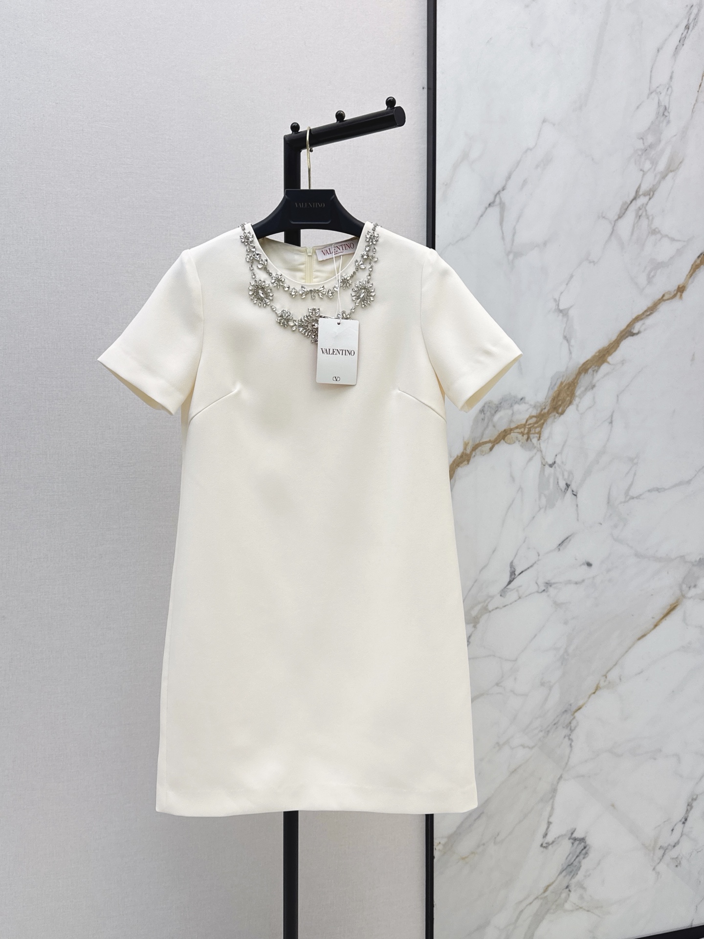 NO:861317,VLTN 26Ss————The latest spring and summer heavily studded diamond-decorated dress, low-key luxury three-dimensional tailoring, streamlined line design, noble and elegant, and full of gentle and intellectual temperament. Imported special material, soft and comfortable, you will be amazing when you receive it. Three colors are on sale in stock smlxl,,skirts,19860909VLTN 26Ss————春夏最新款重磅钉钻装饰连衣裙低调奢华立体剪裁 精简线条感设计 高贵典雅又尽显温柔知性的气质 进口特殊材质 柔软舒适 收到手会很惊艳 三色现货发售smlxl,,skirts,,Women's clothing