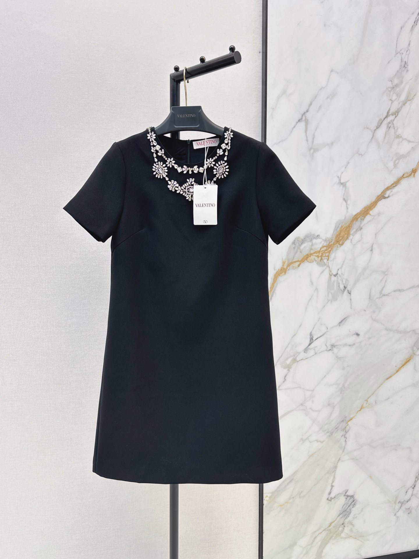 NO:861326,VLTN 26Ss————The latest spring and summer heavily studded diamond-decorated dress, low-key luxury three-dimensional tailoring, streamlined line design, noble and elegant, and full of gentle and intellectual temperament. Imported special material, soft and comfortable, you will be amazing when you receive it. Three colors are on sale in stock smlxl,,skirts,19860909VLTN 26Ss————春夏最新款重磅钉钻装饰连衣裙低调奢华立体剪裁 精简线条感设计 高贵典雅又尽显温柔知性的气质 进口特殊材质 柔软舒适 收到手会很惊艳 三色现货发售smlxl,,skirts,,Women's clothing