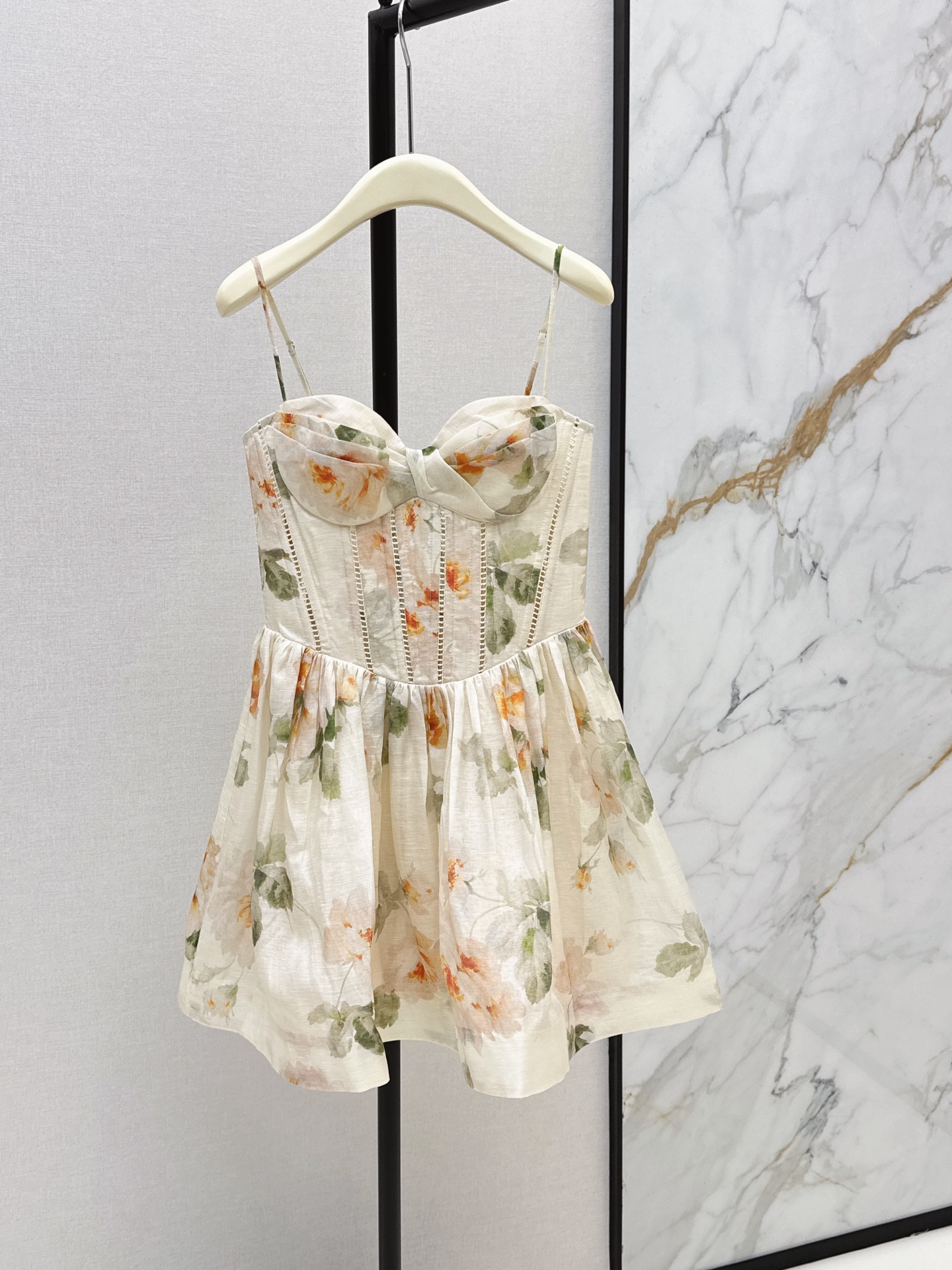 NO:861335,Exclusive first release of Zimmen-M 26Ss - the latest resort-style heavy-top tube top suspender dress in early spring. Elegant and fresh resort-style atmosphere. Elegant pattern printing, romantic and elegant white and rich beauty must-have item. Silk and linen blended fabric. One color ready for sale smlxl,,skirts,real silk,19860909独家首发 Zimmen-M 26Ss———早春最新款度假风重磅抹胸吊带连衣裙淡雅清新的度假风气息 优雅图案印花浪漫优雅的白富美必备单品 真丝亚麻混纺面料 一色现货发售smlxl,,skirts,real silk,,Women's clothing
