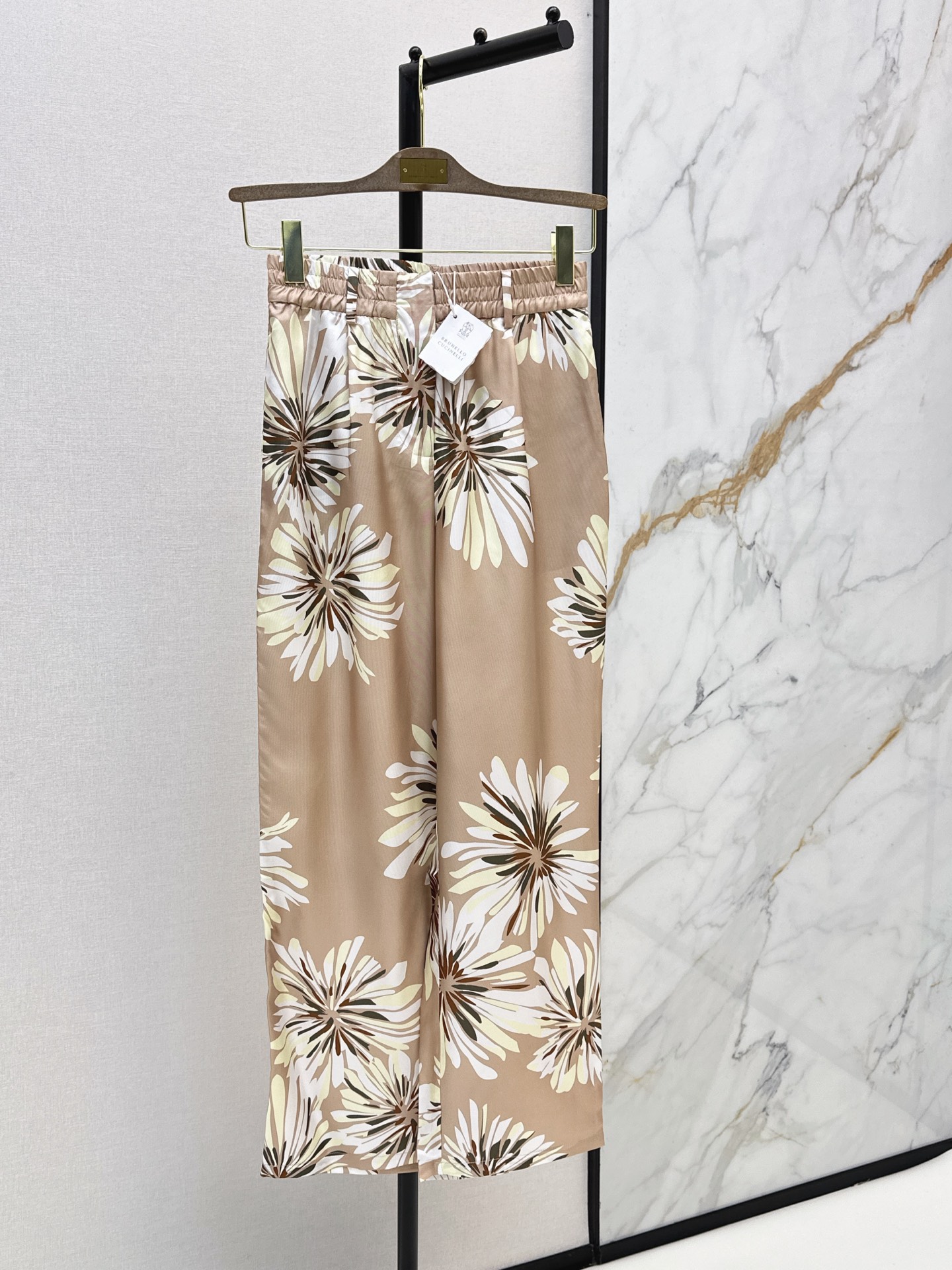 NO:861357,Old money style outfit Bc 26Ss - the latest resort style silk wide-leg pants, straight-leg floor-length mopping pants for spring and summer, elegant and irregular blooming flower prints, 100% imported mulberry silk fabric, light and elegant texture, breathable and comfortable, oriental aesthetics and artistic tones, romantic summer upper body, age-reducing and fashionable, classic version, fashionable and advanced, two colors ready for sale sml,, real silk,19860909老钱风穿搭 Bc 26Ss———春夏最新款度假风真丝阔腿裤直筒拖地裤优雅不规则绽放的花印花 百分百进口桑蚕丝面料 质感轻盈飘逸透气舒适 东方美学艺术色调浪漫夏日上身减龄又时髦 经典版型时髦又高级 两色现货发售sml,,real silk,,Women's clothing