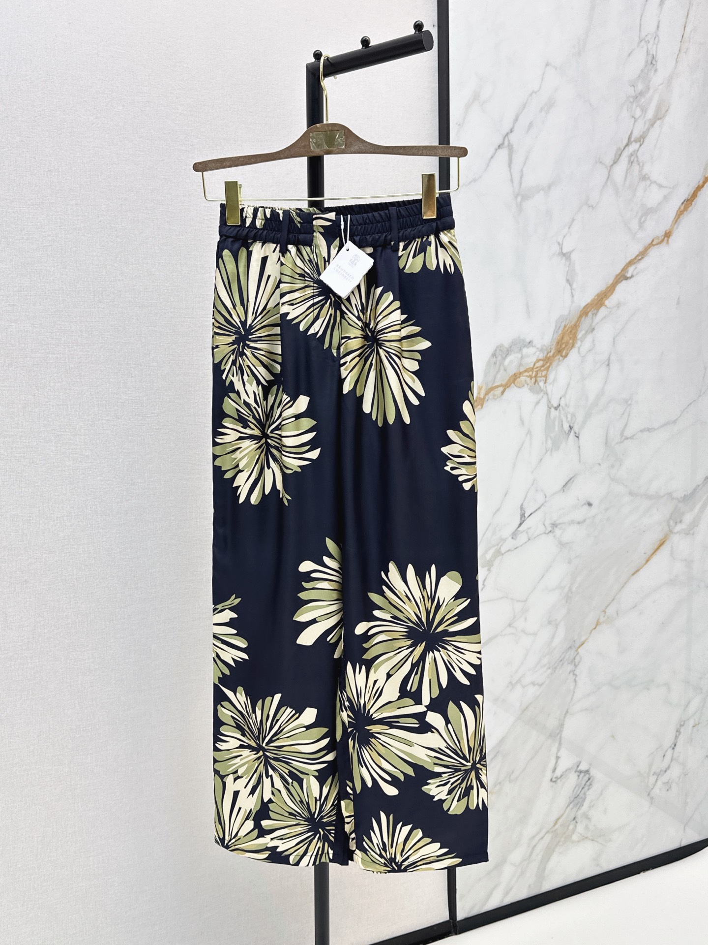 NO:861369,Old money style outfit Bc 26Ss - the latest resort style silk wide-leg pants, straight-leg floor-length mopping pants for spring and summer, elegant and irregular blooming flower prints, 100% imported mulberry silk fabric, light and elegant texture, breathable and comfortable, oriental aesthetics and artistic tones, romantic summer upper body, age-reducing and fashionable, classic version, fashionable and advanced, two colors ready for sale sml,, real silk,19860909老钱风穿搭 Bc 26Ss———春夏最新款度假风真丝阔腿裤直筒拖地裤优雅不规则绽放的花印花 百分百进口桑蚕丝面料 质感轻盈飘逸透气舒适 东方美学艺术色调浪漫夏日上身减龄又时髦 经典版型时髦又高级 两色现货发售sml,,real silk,,Women's clothing