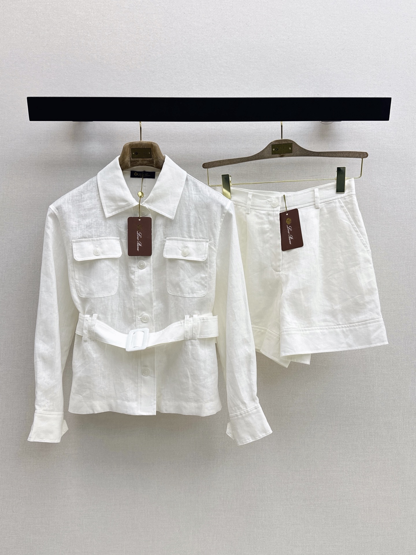 NO:861381,Fashionable old money LP 26Ss————The latest loose-fitting linen suit for spring and summer. Waisted lapel jacket + wide-leg shorts. Summer must-have. A look that can be used for vacation, leisure or commuting~ Minimalist and fashionable style. Made of linen fabric. The cut is just right. It can be controlled by any figure. Available in two colors. Ready for sale sml, loro piana, shorts, jackets & coats,19860909时髦老钱 LP 26Ss————春夏最新款松弛感穿搭亚麻套装收腰翻领外套+阔腿短裤 夏季必备 度假休闲或者通勤皆可的一套Look～ 极简又时髦的造型感 采用亚麻面料 版型剪裁恰到好处 不管什么身材都能够驾驭 两色分开发 现货发售sml,,loro piana,shorts,jackets & coats,,Women's clothing