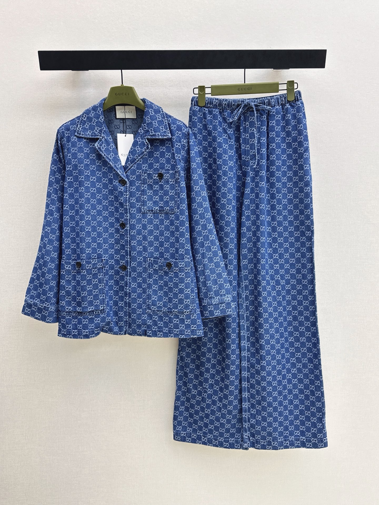 NO:862838,Gu 26Ss————The latest GG jacquard denim denim suit for spring and summer. Super fashionable. The upper body is cool and sassy with unique tones. The texture is delicate and the cotton feels natural. It has a sinewy feel yet is soft and super beautiful. Comes in one set. One color ready for sale smlxl,,19860909Gu 26Ss————春夏最新款gg提花丹宁牛仔套装 超时髦 个性色调上身又酷又飒爽 纹理细腻 棉感自然 既有筋骨感又不失柔软超级漂亮 一套出 一色现货发售smlxl,,,Women's clothing