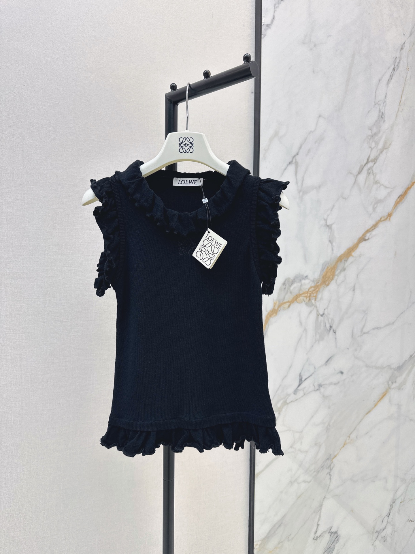 NO:862865,Loe 26Ss————The latest fungus lace spliced ​​vest top in spring and summer. The summer vest is an indispensable item. It is OK whether you are on vacation at the seaside or in daily leisure. This style is designed with fungus lace to be more gentle and stylish. Square logo embroidery on the chest. The version is elastic and slim. Available in one color. sml,, loewe,19860909Loe 26Ss————春夏最新款木耳花边拼接背心上衣 夏季小背心就是不可缺少的单品 无论是度假海边或者日常休闲都OK 这款搭配了木耳花边设计更加温柔有型 胸前方形logo刺绣 版型有弹性修身显瘦 一色现货发售sml,,loewe,,Women's clothing