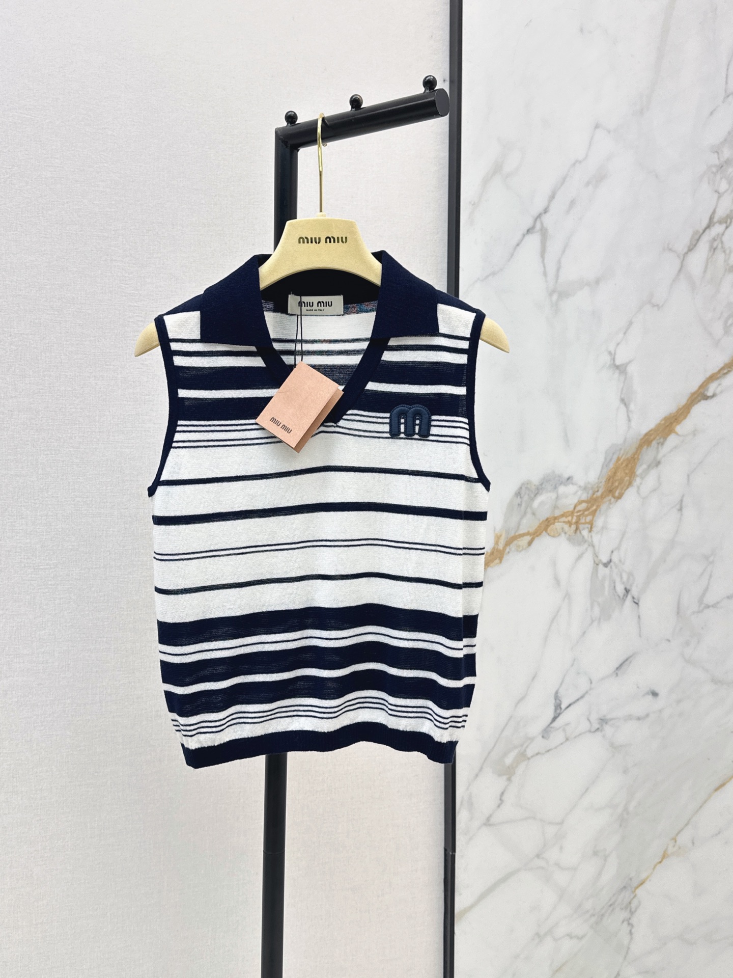 NO:862873,Miu 26Ss————The latest striped sleeveless knitted vest lapel V-neck design for spring and summer. Simple retro style is super versatile. The sleeveless tailoring is super refreshing for summer. The knitted fabric is breathable and comfortable. It is suitable for daily commuting or leisure. The small letter embroidery on the chest is full of details. A must-have item for reducing age. One color ready for sale sml,,miumiu,19860909Miu 26Ss————春夏最新款条纹无袖针织背心翻领V领设计 简约复古风格超百搭 无袖剪裁夏天穿超清爽 针织面料透气舒适 日常通勤或休闲都很适合 胸前小字母刺绣细节感满满 减龄必备单品 一色现货发售sml,,miumiu,,Women's clothing
