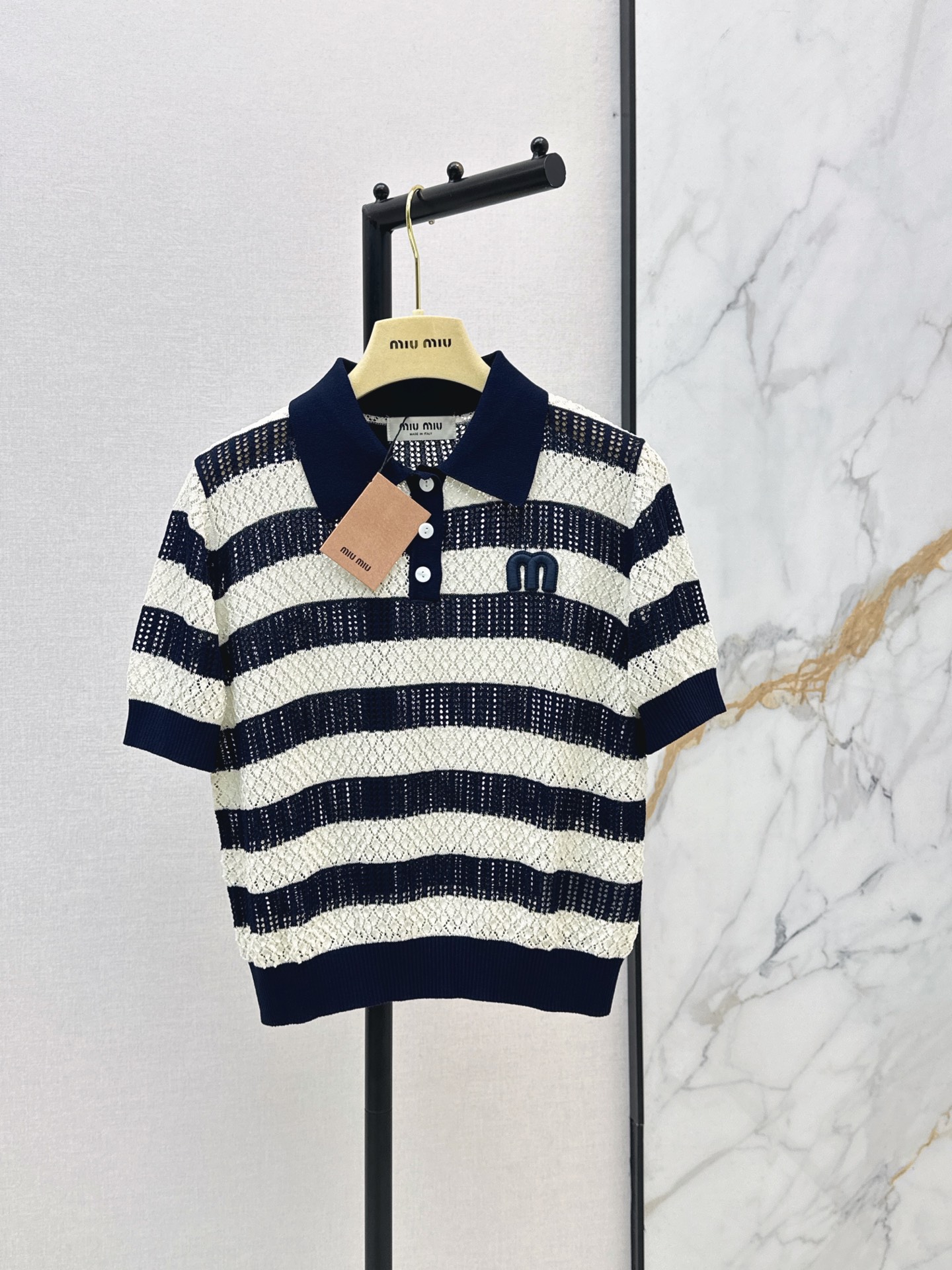 NO:862883,Miu 26Ss————The latest spring and summer striped knitted Polo shirt with blue and white color scheme + letter embroidery decoration on the chest. Customized cool silk yarn. Polo collar stripe element. Full of retro college style. Easy to control for daily leisure or vacation. One color ready for sale sml,,miumiu,19860909Miu 26Ss————春夏最新款条纹针织Polo衫蓝白配色+胸前字母刺绣装饰 定制冰爽丝纱线 Polo领条纹元素 复古学院风满满 日常休闲或度假都能轻松驾驭 一色现货发售sml,,miumiu,,Women's clothing