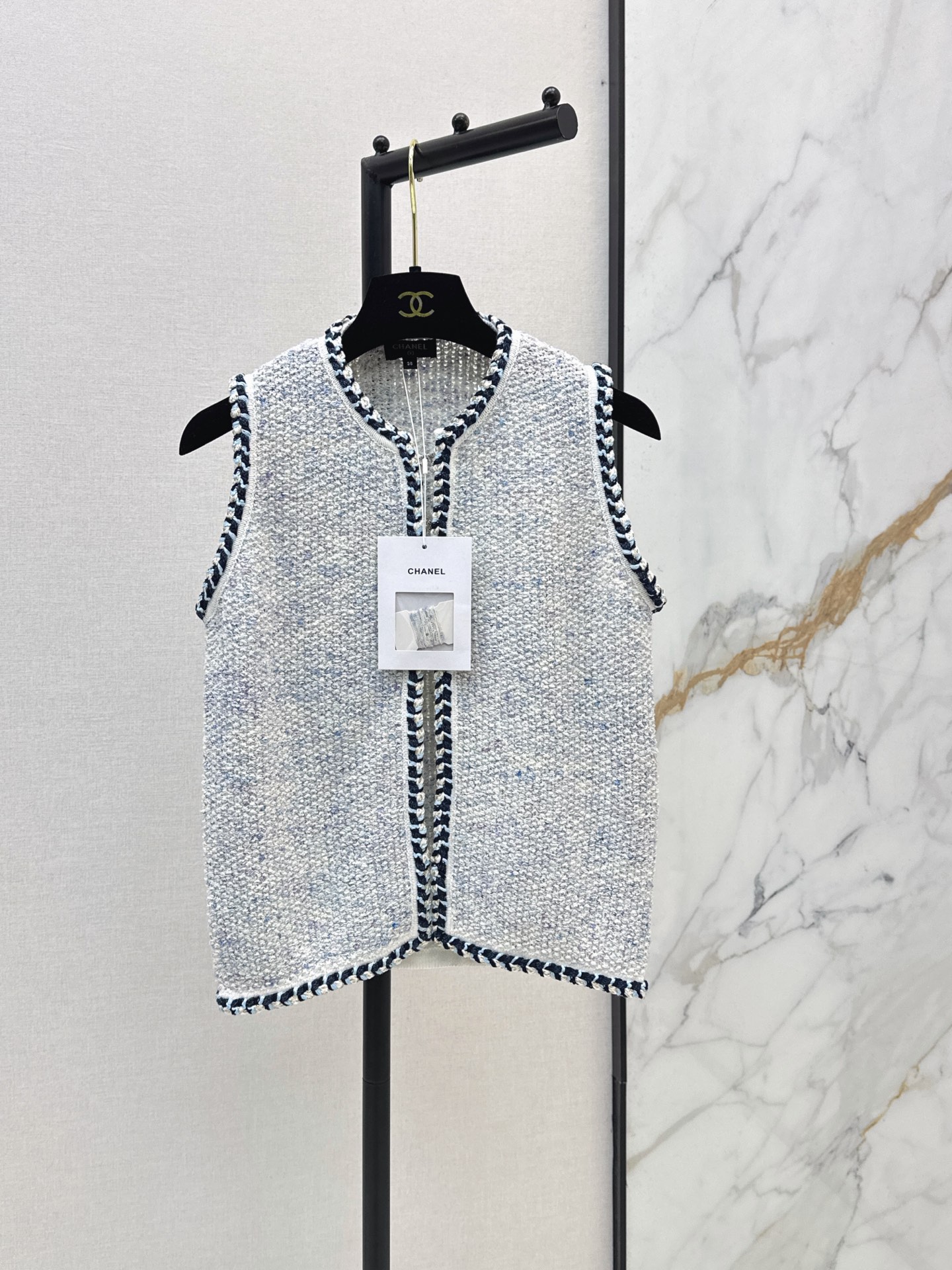 NO:862909,C Home 26Ss————The latest spring and summer pony twist hemmed knitted vest. It is an excellent piece whether it is worn alone or layered. It is minimalist and versatile. The heavy knitting technology is very special. It is a frequently matched item for daily outings. Two colors are available for sale sml,,chanel,19860909C家 26Ss————春夏最新款小马麻花包边针织马甲不管是单穿或者内搭叠穿都很出色的一件 极简百搭 重磅编织工艺很特别 日常出街高频率搭配单品 两色现货发售sml,,chanel,,Women's clothing