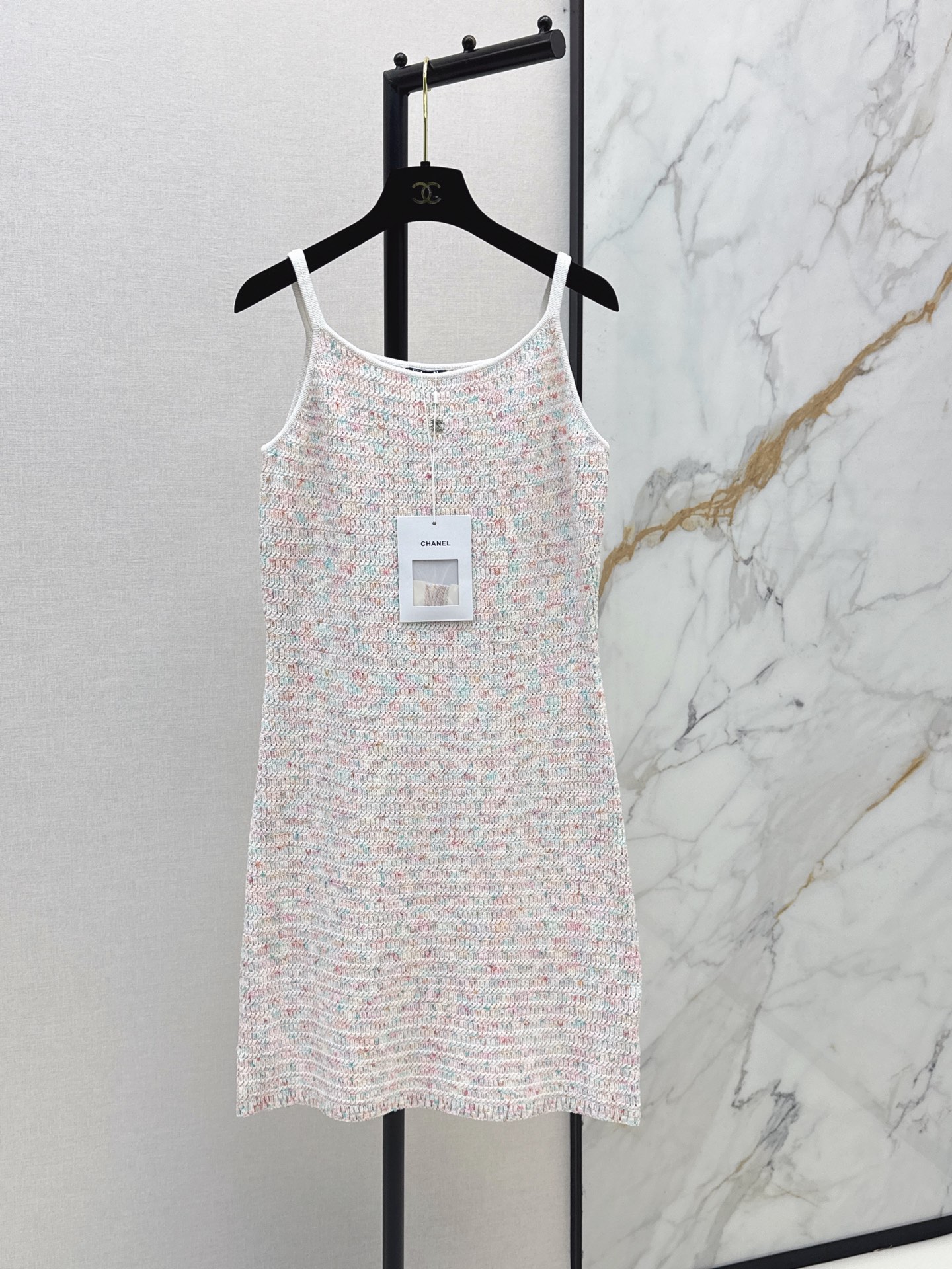 NO:862830,C Home 26Ss————The latest knitted suspender dress for spring and summer is made of soft knitted material. It is light and breathable and super comfortable to wear in spring and summer. Colorful weaving with white lace, fresh and elegant. The suspender design highlights the shoulder and neck lines. The skirt has delicate texture. The cut is simple and can be easily worn for daily life or vacation. It is easy to create a summer atmosphere. One color ready for sale sml,,chanel,skirts,19860909C家 26Ss————春夏最新款针织吊带连衣裙采用柔软针织材质 轻盈透气春夏穿超舒服 彩色编织搭配白色花边 清新又优雅 吊带设计很显肩颈线条 裙身纹理细腻 剪裁简约日常或度假都能轻松驾驭 轻松打造夏日氛围感穿搭 一色现货发售sml,,chanel,skirts,,Women's clothing