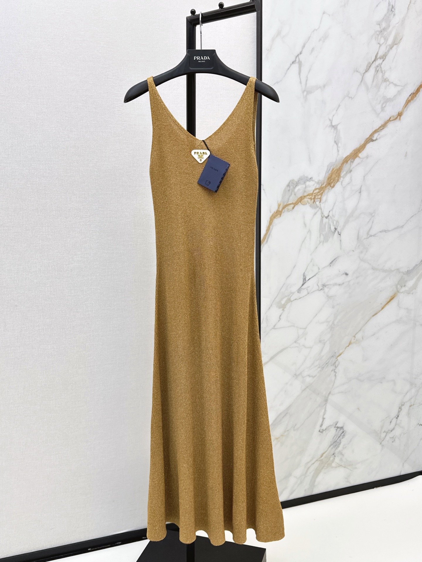 NO:862839,PD 26Ss————The latest sleeveless knitted dress with triangle logo decoration for spring and summer. It has a high-end elegance. It can meet various daily needs. It is really timeless and timeless. Available in one color, sml,,skirts,19860909PD 26Ss————春夏最新款三角标装饰无袖针织连衣裙 自带高级的优雅气质 满足日常各种需求的穿搭 真的特别耐看不过时 一色现货发售sml,,skirts,,Women's clothing