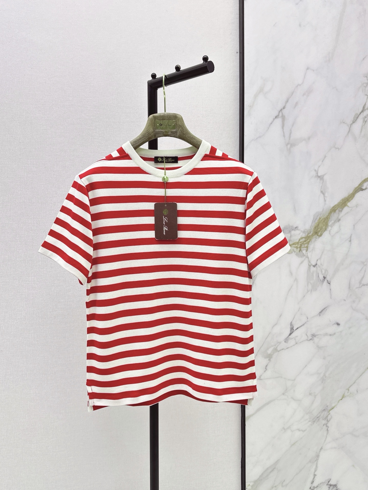 NO:862848,Old money style outfit LP 26Ss————Latest spring and summer striped design round neck short-sleeved T-shirt top pressed triangle shoulder round neck design full of quality small slit design is perfect custom-made imported pure cotton tailor-made fabric elegant temperament low-key luxurious high-end classic version casual and elegant one color ready for sale sml, loro piana, T-shirt, tees, t-shirt,19860909老钱风穿搭 LP 26Ss————春夏最新款条纹设计圆领短袖T恤上衣压线三角肩圆领设计 品质感十足 小开叉设计绝绝子 定制全进口纯棉定纺面料 高雅气质低调奢华的高级感 经典版型随性优雅 一色现货发售sml,,loro piana,T-shirt,tees，t-shirt,,Women's clothing