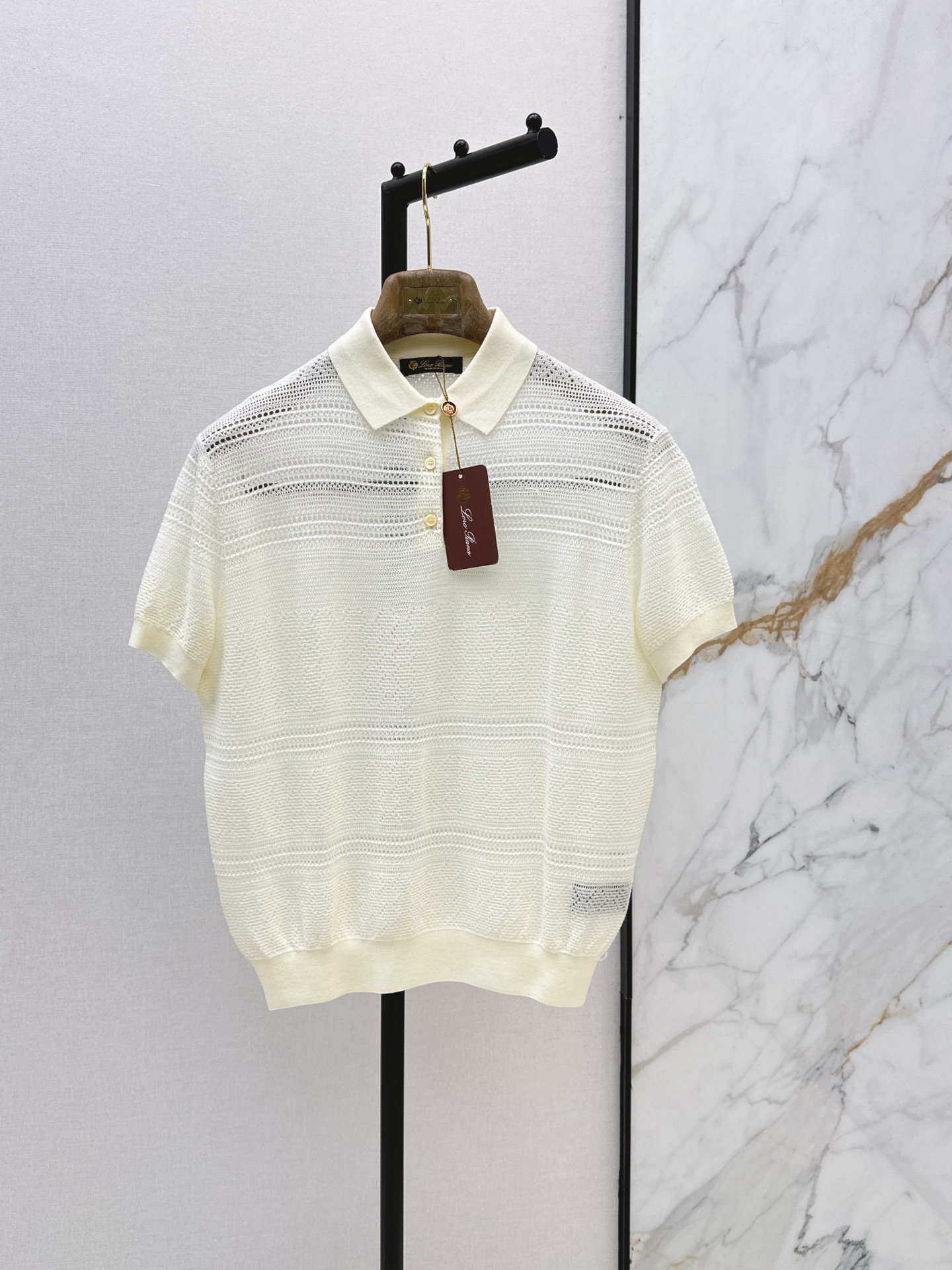 NO:862857,LP 26Ss————The latest off-white hollow knitted Polo shirt for spring and summer is made of Tencel blend. It is breathable and comfortable. It is very suitable for spring and summer. The Polo collar single-breasted design is full of college style. Full of details. Diamond-shaped hollow knitting. The short cut optimizes body proportions. It can be worn with high-waisted pants and skirts to show long legs. It can be easily used for daily commuting and leisure. Practical and fashionable. One color ready for sale sml,, loro piana, skirts,19860909LP 26Ss————春夏最新款米白色镂空针织Polo衫采用天丝混纺 透气又舒适 春夏穿超合适 Polo领单排扣设计 学院风满满 细节感十足菱形镂空针织 短款剪裁优化身材比例 搭高腰裤半裙超显腿长 日常通勤休闲都能轻松驾驭 实用又时髦 一色现货发售sml,,loro piana,skirts,,Women's clothing