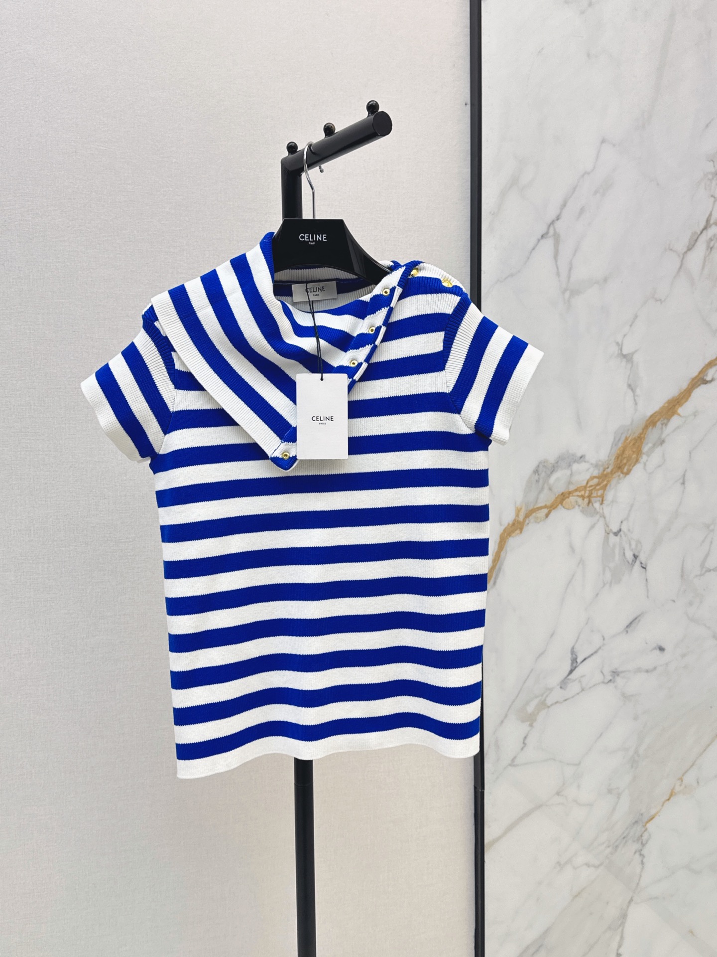 NO:862864,Ce 26Ss————The latest spring and summer striped sweater with side button design. Contrast color stripe design. Fresh and high-end. Visually slim and tall. Even small sisters can easily control it. Soft and skin-friendly, super breathable and super elastic. Slim-fitting but not tight. Ready for sale in one color. sml,,19860909Ce 26Ss————春夏最新款侧扣设计条纹针织衫 撞色条纹设计 清新又高级 视觉上显瘦又显高 小个子姐妹也能轻松驾驭 柔软亲肤透气性超强 弹性超好 修身但不紧绷 一色现货发售sml,,,Women's clothing
