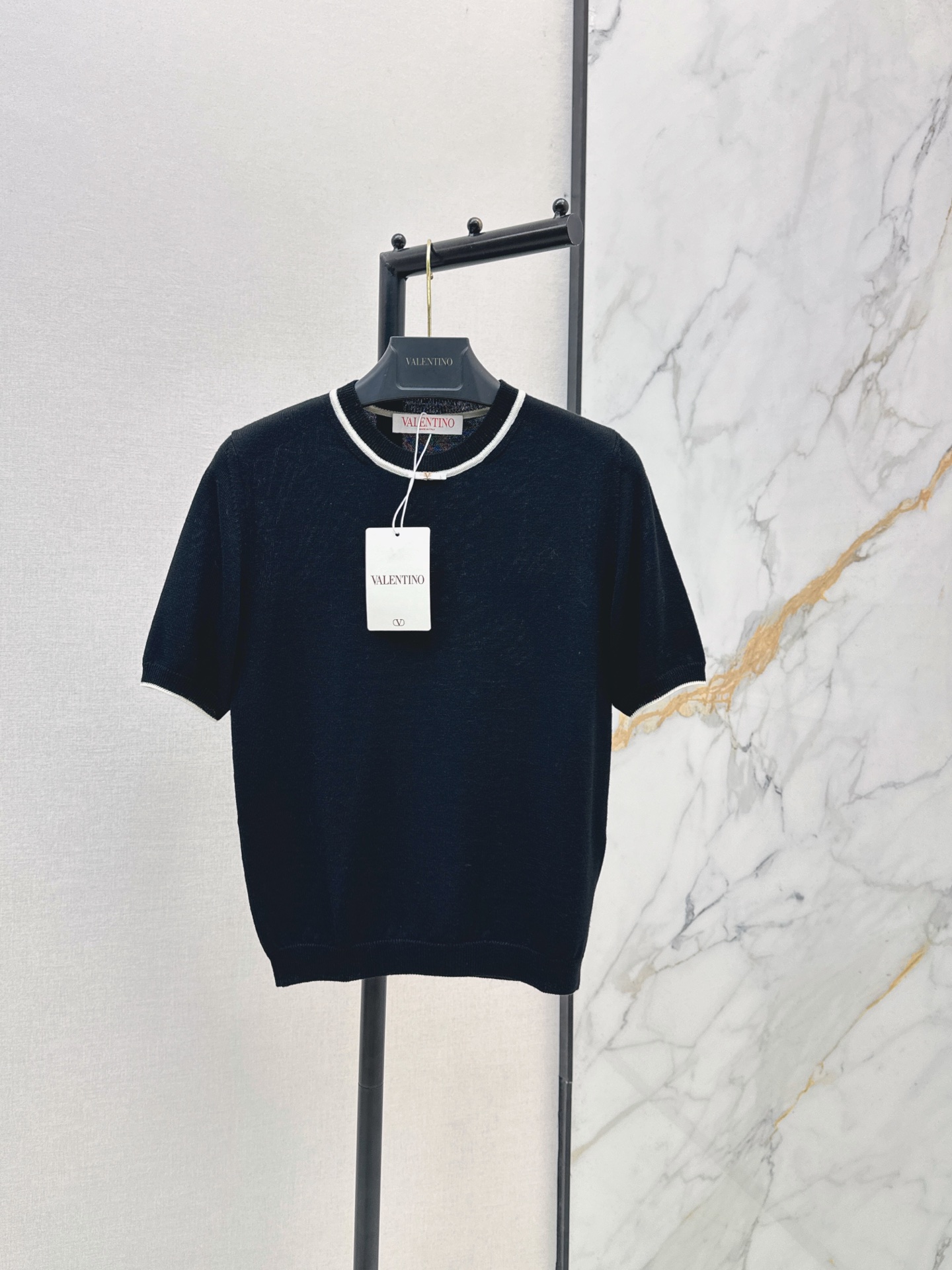 NO:862891,VLTN 26Ss————The latest spring and summer style contrasting color V small bow knitted short-sleeved top, high-definition wool, soft and waxy, customized Swiss machine 16-needle craftsmanship, imported 100% merino wool yarn, light and comfortable, classic version, super slim, not picky on the upper body, slim and versatile, highly recommended, must-order, two colors ready for sale, sml,, T-shirt,19860909VLTN 26Ss———春夏最新款撞色V小蝴蝶结针织短袖上衣高定羊毛软糯细腻 定制瑞士机16针工艺 进口百分百美丽奴绵羊毛纱线轻盈舒适 经典版型超显瘦 版型不挑人上身显瘦又百搭 强烈推荐必入单 两色现货发售sml,,T-shirt,,Women's clothing