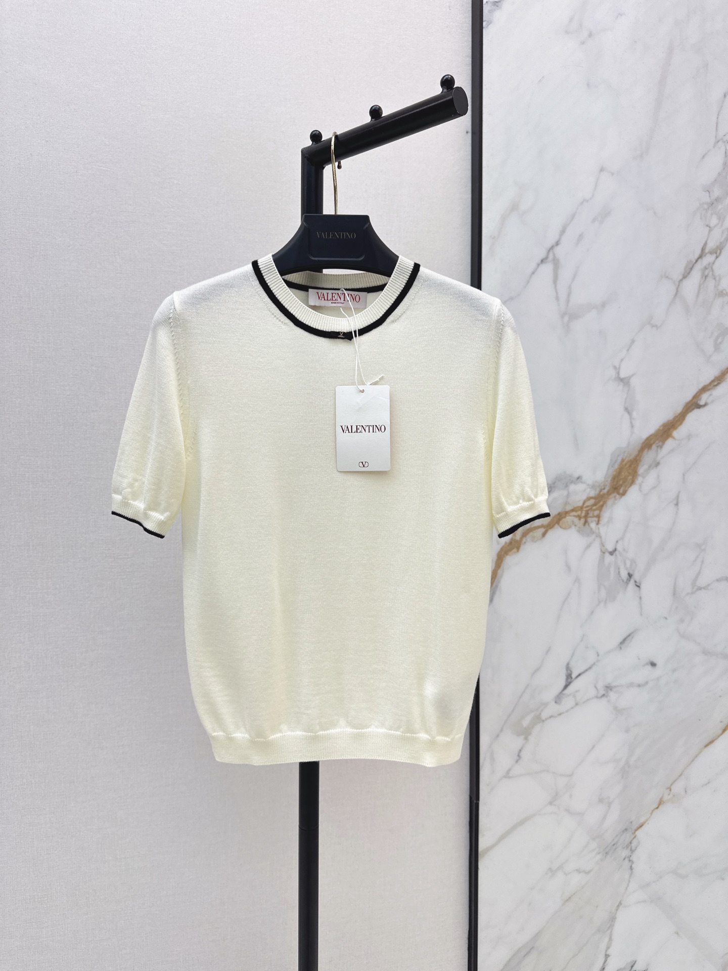 NO:862900,VLTN 26Ss————The latest spring and summer style contrasting color V small bow knitted short-sleeved top, high-definition wool, soft and waxy, customized Swiss machine 16-needle craftsmanship, imported 100% merino wool yarn, light and comfortable, classic version, super slim, not picky on the upper body, slim and versatile, highly recommended, must-order, two colors ready for sale, sml,, T-shirt,19860909VLTN 26Ss———春夏最新款撞色V小蝴蝶结针织短袖上衣高定羊毛软糯细腻 定制瑞士机16针工艺 进口百分百美丽奴绵羊毛纱线轻盈舒适 经典版型超显瘦 版型不挑人上身显瘦又百搭 强烈推荐必入单 两色现货发售sml,,T-shirt,,Women's clothing