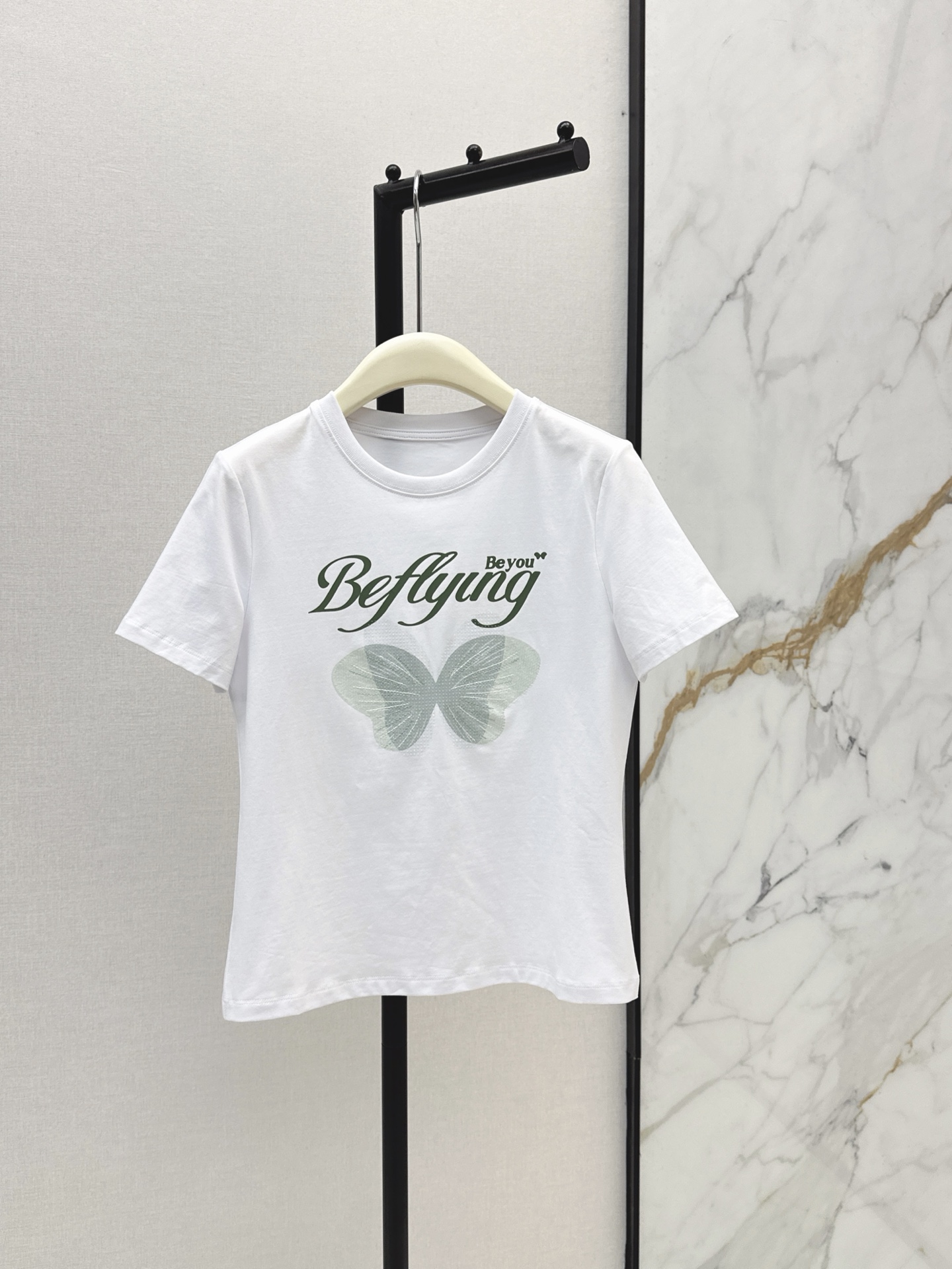 NO:862916,Fashionable niche design 26Ss - the latest spring and summer fresh style butterfly print short-sleeved T-shirt. The fabric is soft and comfortable. The round neck version is versatile and does not pick on the upper body. It is the savior of the lazy person in the wardrobe. The straight shoulder and slightly slim waist design have neat lines. It is exquisite and easy to wear for age. A must-have for daily wear. Highly recommended for own use. A versatile item. Available in one color, sml, T-shirt, tees, t-shirt,19860909时髦小众设计 26Ss———春夏最新款清新风蝴蝶印花短袖T恤 面料柔软舒适 圆领版型百搭不挑人上身巨显瘦 是衣柜里的懒人救星款 正肩微修身收腰设计线条利落 减龄精致大气又好穿 日常穿搭必备 强烈推荐自留款 万能的百搭单品 一色现货发售sml,,T-shirt,tees，t-shirt,,Women's clothing