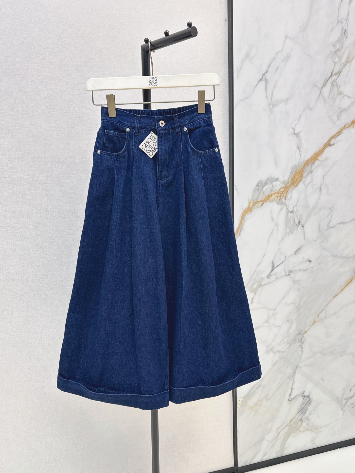 NO:862942,Fashionable summer Loe 26Ss————The latest original color retro washed three-quarter jeans for spring and summer. It has a summer casual feel and is versatile for daily use. The wide-leg design is clean and neat, and it can easily modify the leg lines. The three-quarter length is just right. You can wear a casual and uninhibited silhouette regardless of your figure. One color ready for sale sml,,loewe,jeans,19860909时髦夏日 Loe 26Ss————春夏最新款原色复古洗水七分牛仔裤 既有夏日休闲感 又兼顾日常百搭 阔腿的设计干净利落 轻松修饰腿部线条 七分长度恰到好处 不挑身材还能穿出随性不羁的廓形感 一色现货发售sml,,loewe,jeans,,Women's clothing