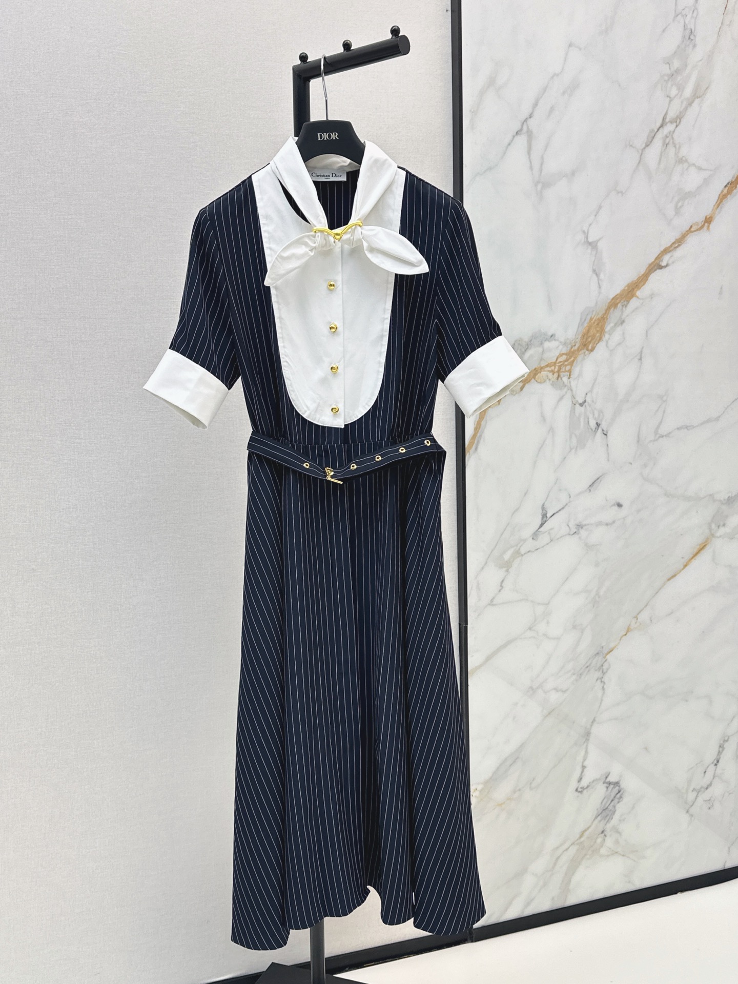 NO:864563,CD 26Ss————The latest striped and contrasting long dress for spring and summer. Classic design. The upper body is exquisite and capable. Easy to match. Customized imported fabrics are crisp and stylish. Full of high-end. One color ready for sale sml,,skirts,19860909CD 26Ss————春夏最新款条纹拼接撞色长款连衣裙 经典款设计 上身精致又干练得体 搭配起来随心应手 定制的进口面料挺括有型 满满的高级感 一色现货发售sml,,skirts,,Women's clothing