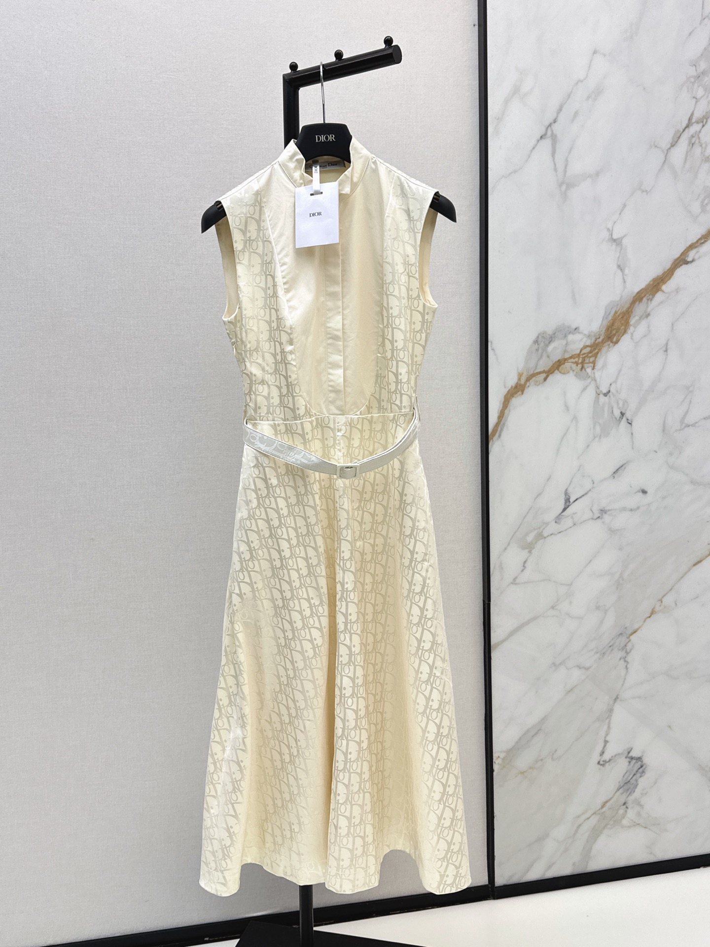 NO:864588,CD 26Ss————The latest spring and summer logo jacquard stand-collar long dress, silky fabric, super stylish style, the upper body is casually high-end, effortlessly fashionable, the overall is simple and elegant, the silhouette is comfortable to wear, intellectual and atmospheric, creating a cool and high-end sense. Two colors are available for sale smlxl,,skirts,19860909CD 26Ss————春夏最新款logo提花立领长款连衣裙 丝滑面料 版型超洋气 上身就一整个不经意的高级 毫不费力的时髦 整体简约大方 廓形穿着舒适 知性大气 打造飒爽高级感 两色现货发售smlxl,,skirts,,Women's clothing