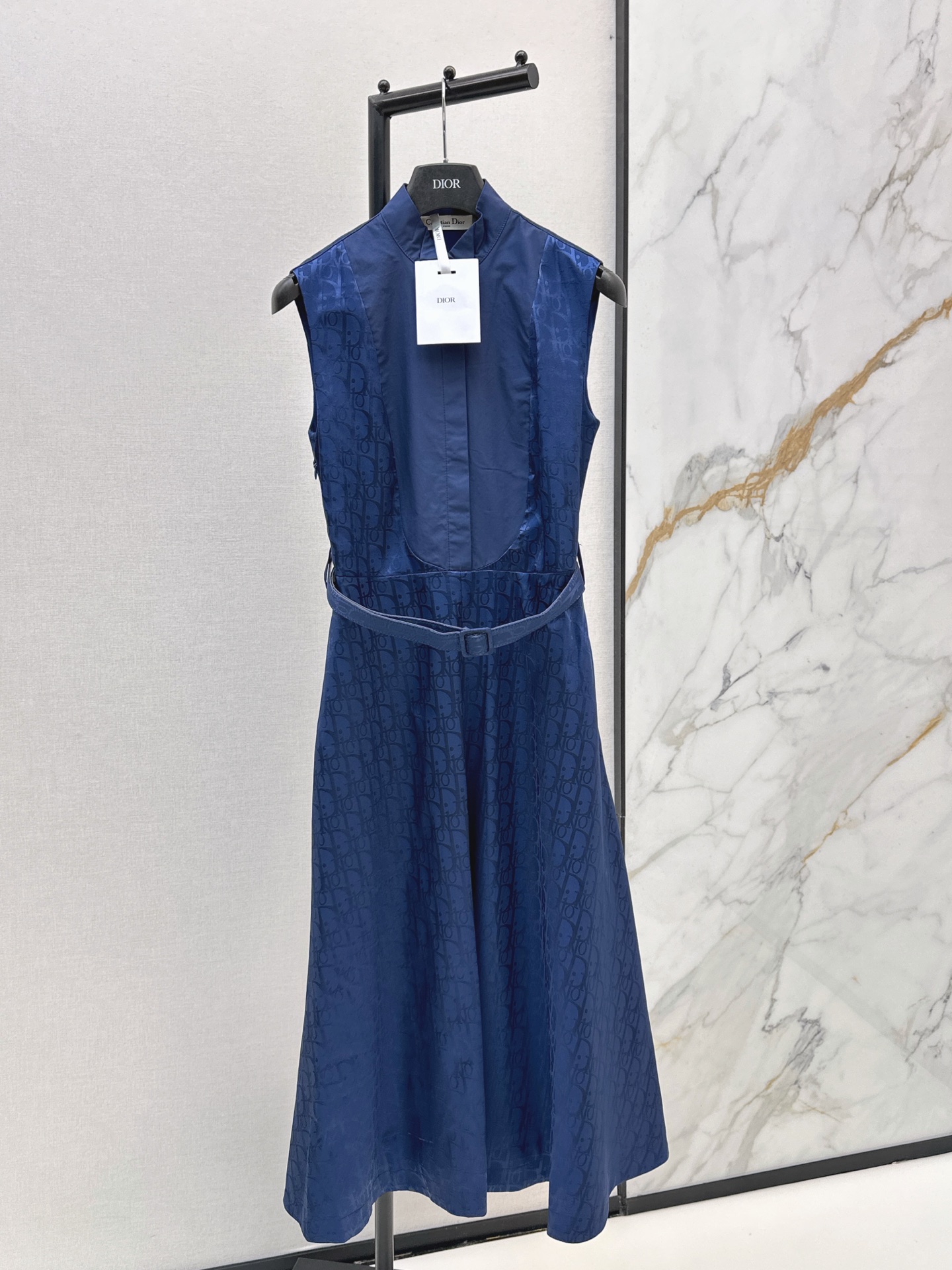 NO:864602,CD 26Ss————The latest spring and summer logo jacquard stand-collar long dress, silky fabric, super stylish style, the upper body is casually high-end, effortlessly fashionable, the overall is simple and elegant, the silhouette is comfortable to wear, intellectual and atmospheric, creating a cool and high-end sense. Two colors are available for sale smlxl,,skirts,19860909CD 26Ss————春夏最新款logo提花立领长款连衣裙 丝滑面料 版型超洋气 上身就一整个不经意的高级 毫不费力的时髦 整体简约大方 廓形穿着舒适 知性大气 打造飒爽高级感 两色现货发售smlxl,,skirts,,Women's clothing