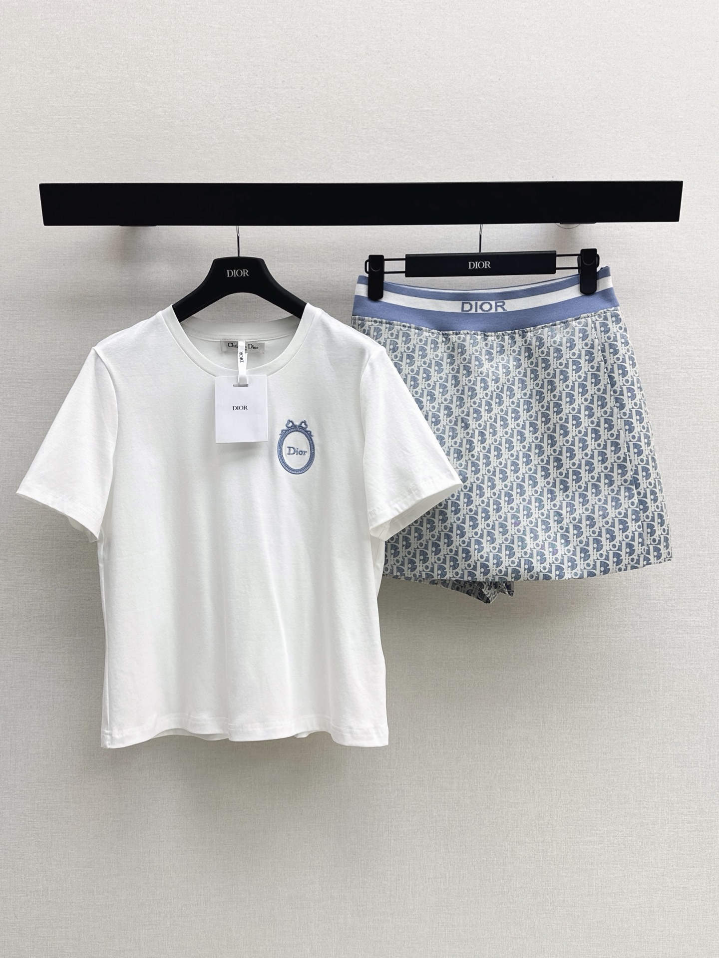 NO:864506,CD 26Ss————The latest spring and summer casual and simple embroidered T+ presbyopic skirt with Monograw print. High-end atmosphere. Full of high-end sense of wear. Innovative fabric. Light and soft. Real product is very good. The upper body is fashionable and versatile. Comes in one set. Two colors available for sale sml,,skirts,19860909CD 26Ss————春夏最新款休闲简约刺绣T+老花半裙Monograw印花 高级大气 满满的穿搭高级感 创新面料 轻盈柔软 实物非常赞 上身洋气百搭 一套出 两色现货发售sml,,skirts,,Women's clothing