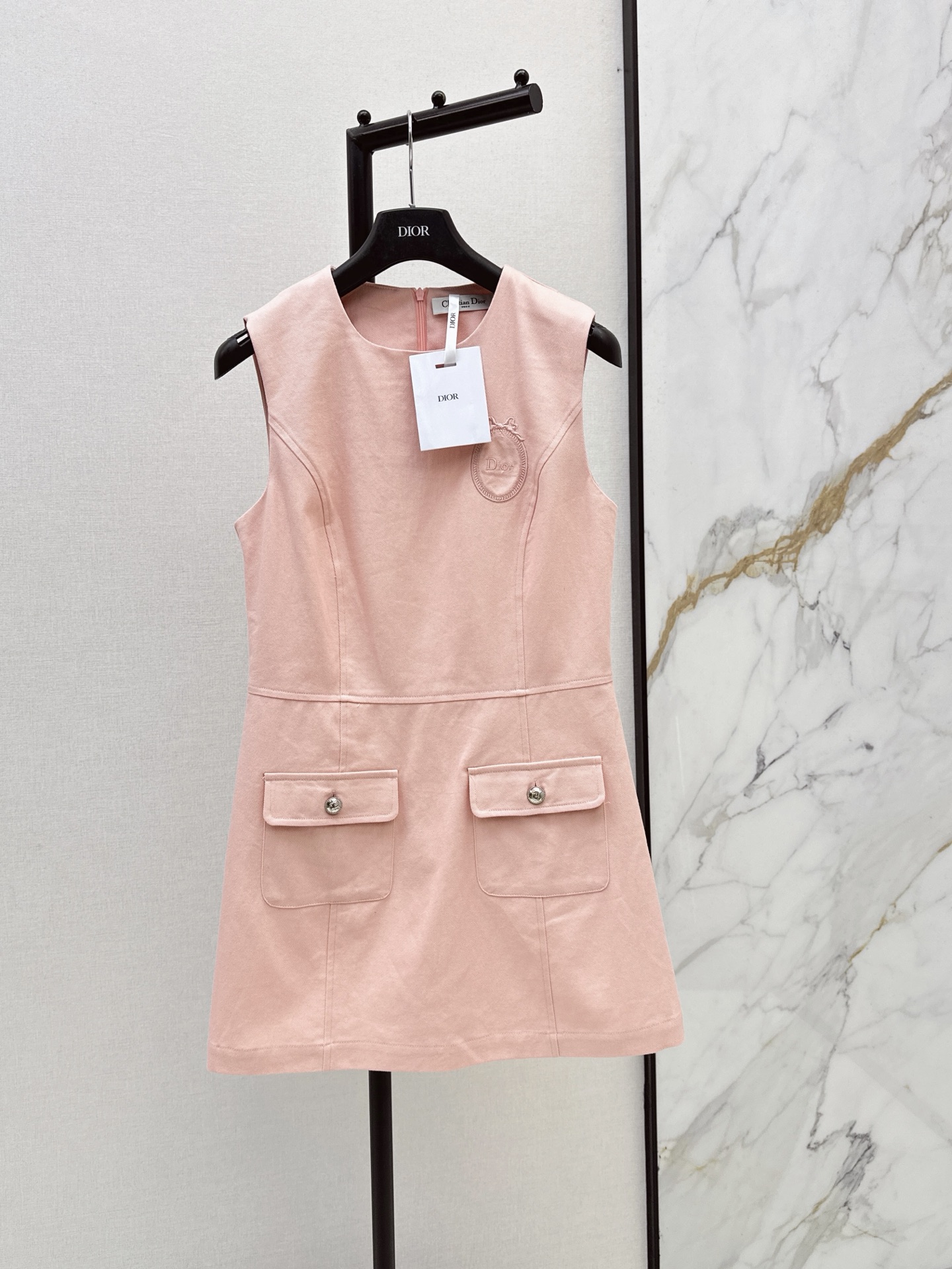 NO:864519,CD 26Ss————The latest spring and summer exquisite embroidered sleeveless dress has a super western style. The upper body is casually high-end and effortlessly fashionable. The overall shape is simple and elegant. The silhouette is comfortable to wear. It is intellectual and atmospheric. It creates a cool and high-end feel. Two colors are available for sale sml,,skirts,19860909CD 26Ss————春夏最新款精致刺绣无袖连衣裙版型超洋气 上身就一整个不经意的高级 毫不费力的时髦 整体简约大方 廓形穿着舒适 知性大气 打造飒爽高级感 两色现货发售sml,,skirts,,Women's clothing