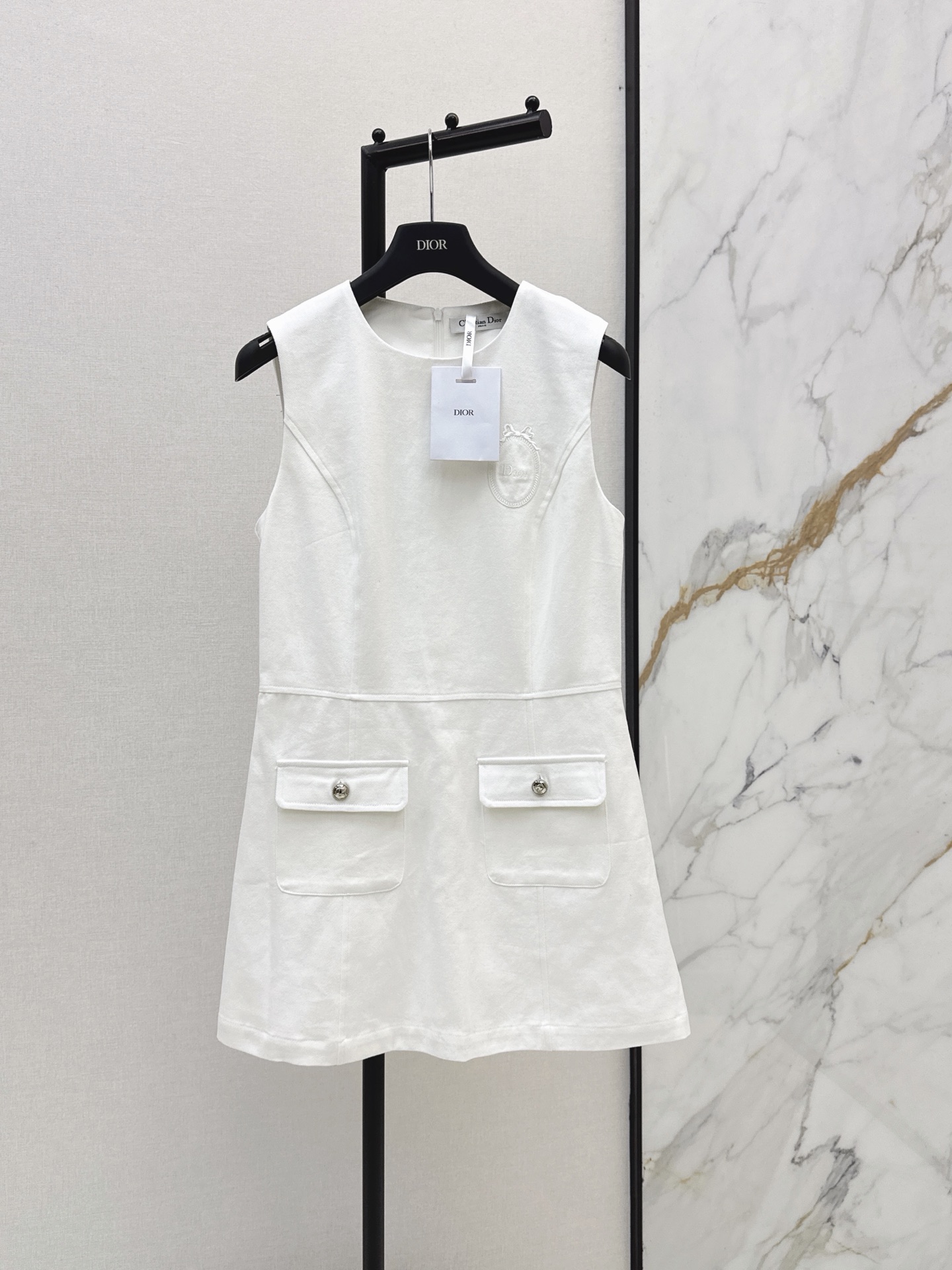 NO:864531,CD 26Ss————The latest spring and summer exquisite embroidered sleeveless dress has a super western style. The upper body is casually high-end and effortlessly fashionable. The overall shape is simple and elegant. The silhouette is comfortable to wear. It is intellectual and atmospheric. It creates a cool and high-end feel. Two colors are available for sale sml,,skirts,19860909CD 26Ss————春夏最新款精致刺绣无袖连衣裙版型超洋气 上身就一整个不经意的高级 毫不费力的时髦 整体简约大方 廓形穿着舒适 知性大气 打造飒爽高级感 两色现货发售sml,,skirts,,Women's clothing