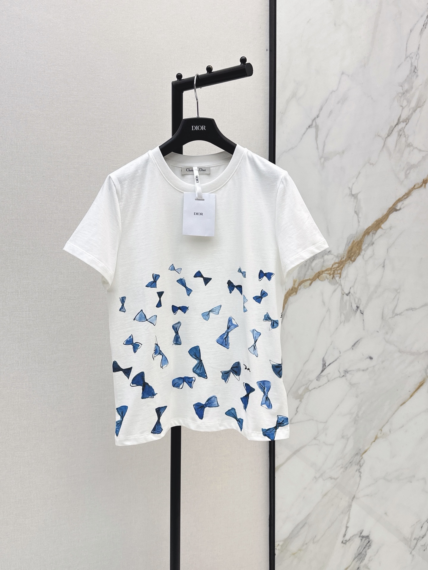 NO:864544,CD 26Ss————The latest butterfly print round neck T-shirt for spring and summer is very dense and feels super good. It is a really hard-working one. The details are perfect. The regular version. The upper body is not picky at all. It is simple and generous. It instantly enhances the temperament. One color ready for sale sml, tees, t-shirt,19860909CD 26Ss————春夏最新款蝴蝶印花圆领T恤密度很高 手感超好 真的费劲心血的一款 细节完美 常规版型 上身完全不挑人简单大方 瞬间提升气质 一色现货发售sml,,tees，t-shirt,,Women's clothing