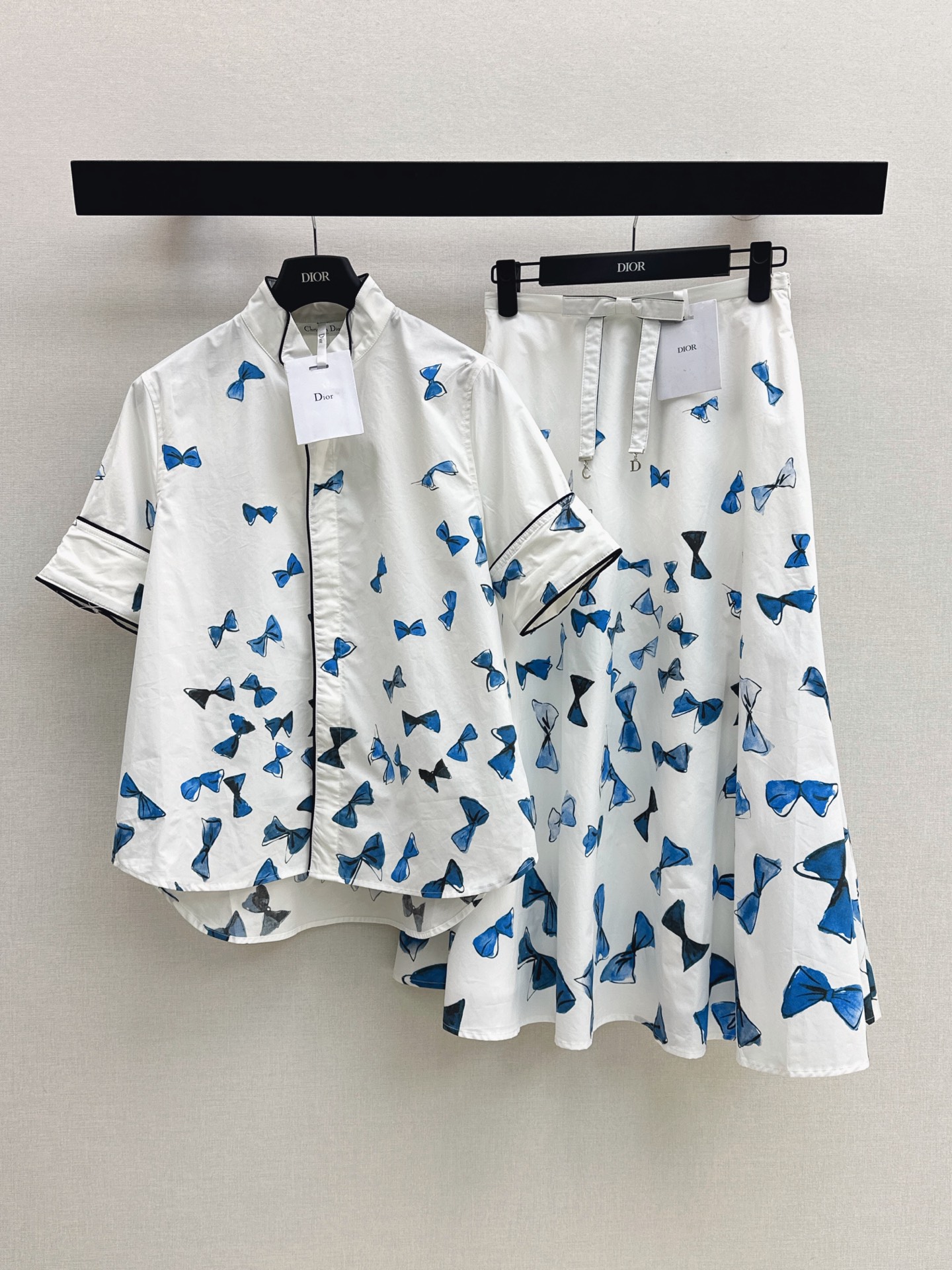 NO:864556,CD 26Ss————The latest spring and summer vacation series bow print suit printed shirt + umbrella-shaped high-waist skirt. A very thoughtful one. The upper body is cool and sassy. Made of customized high-quality fabrics. The texture is fine. The cotton feels natural and sinewy. Clean three-dimensional tailoring. Separately developed in one color. Ready for sale smlxl,,skirts,shirts,19860909CD 26Ss————春夏最新款度假系列蝴蝶结印花套装印花衬衫+伞状高腰半裙 非常用心的一款 上身又酷又飒爽 采用定制高品质面料 纹理细腻 棉感自然有筋骨感 利落立体剪裁 一色分开发 现货发售smlxl,,skirts,shirts,,Women's clothing