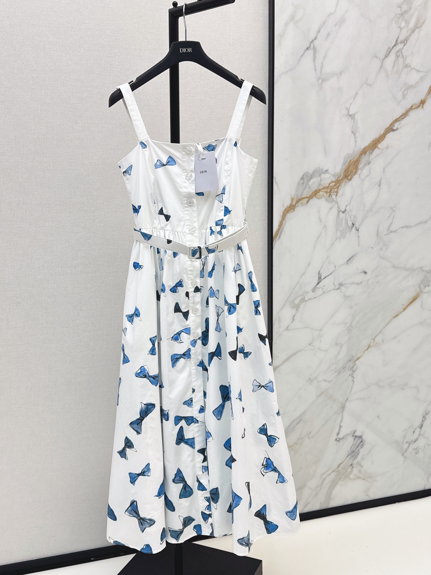 NO:864567,CD 26Ss————The latest spring and summer butterfly pattern printed suspender long dress, retro and fashionable, low-key temperament and luxurious high-end!  The style is versatile and easy to match. 100% poplin cotton fabric with good texture. Available in stock in one color, smlxl,,skirts,19860909CD 26Ss————春夏最新款蝴蝶图案印花吊带长款连衣裙 复古时髦 低调气质又奢华高级！版型百搭不挑人 百分百府绸棉面料 质感很好 一色现货发售smlxl,,skirts,,Women's clothing