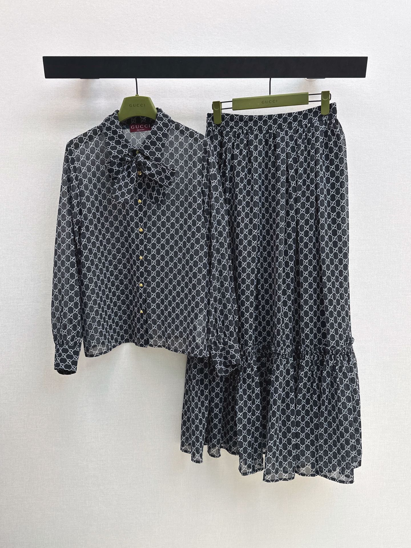 NO:864605,Tops and skirts Gu 26Ss————The latest classic gg print suit for spring and summer. A cute style. Full of small details. Exquisite workmanship. Age-reducing fashion. Good hold style. Won the hearts of fairies. Soft and texture. Developed in one color. Ready for sale sml,,skirts,19860909上衣 半裙 Gu 26Ss————春夏最新款经典gg印花套装可A可乖的风格 满满小细节太加分 做工精致 减龄时尚 好HOLD住造型 深得仙女心 柔软有质感 一色分开发 现货发售sml,,skirts,,Women's clothing